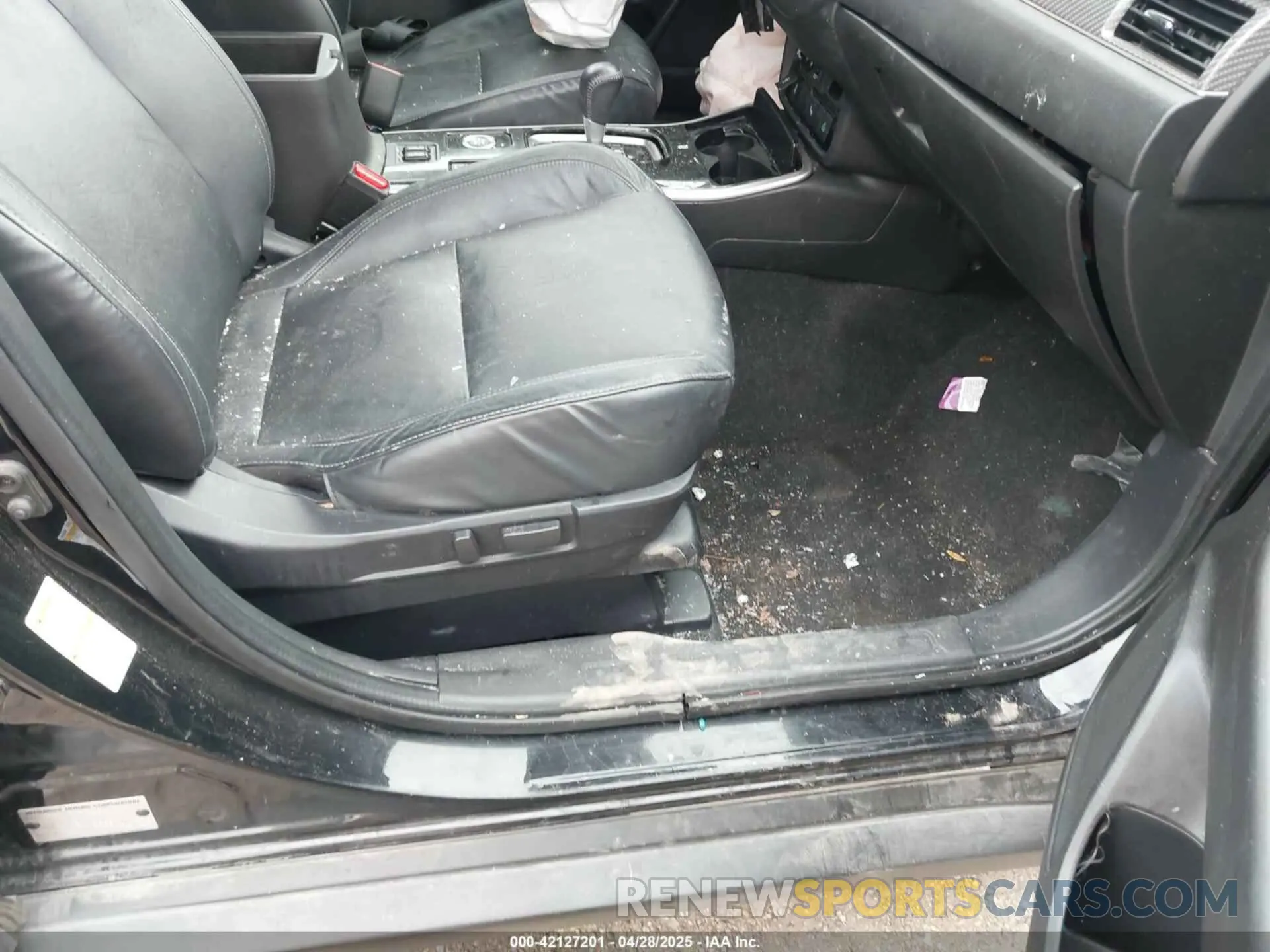 5 Photograph of a damaged car JA4AZ3A33LZ023870 MITSUBISHI OUTLANDER 2020
