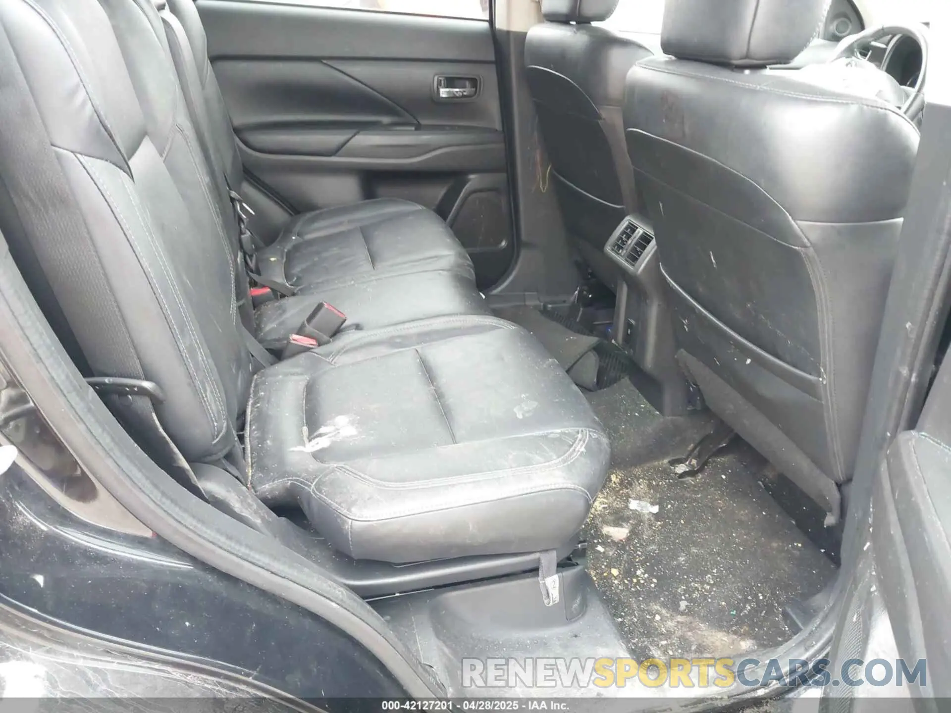 8 Photograph of a damaged car JA4AZ3A33LZ023870 MITSUBISHI OUTLANDER 2020