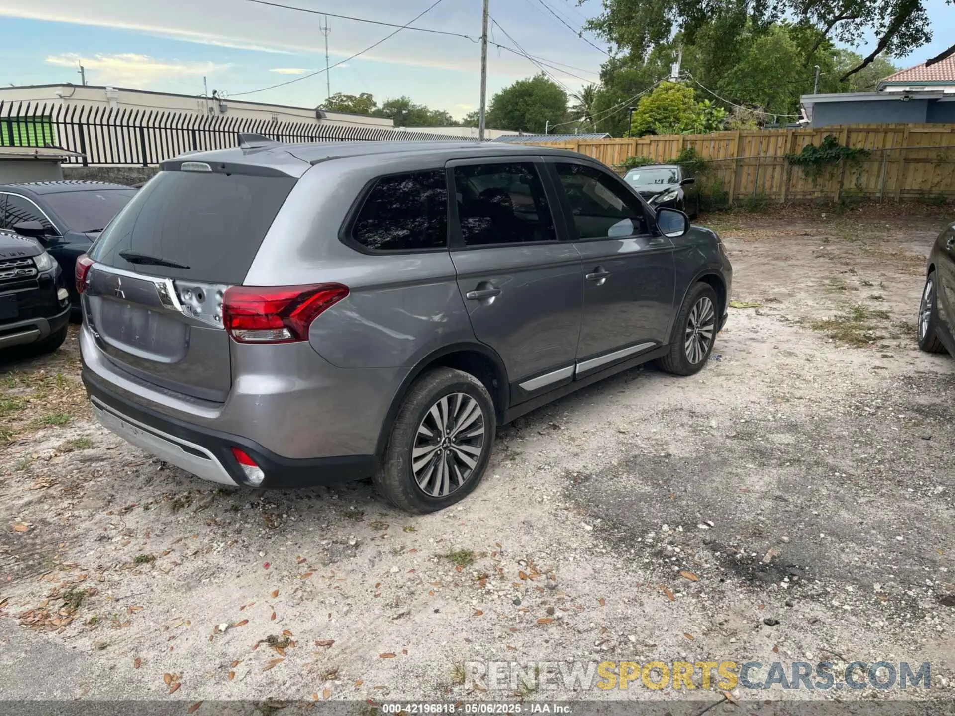 4 Photograph of a damaged car JA4AZ3A33LZ026770 MITSUBISHI OUTLANDER 2020