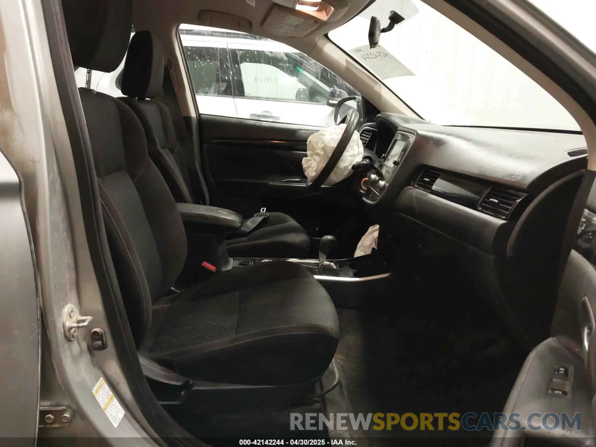 5 Photograph of a damaged car JA4AZ3A38LZ018227 MITSUBISHI OUTLANDER 2020
