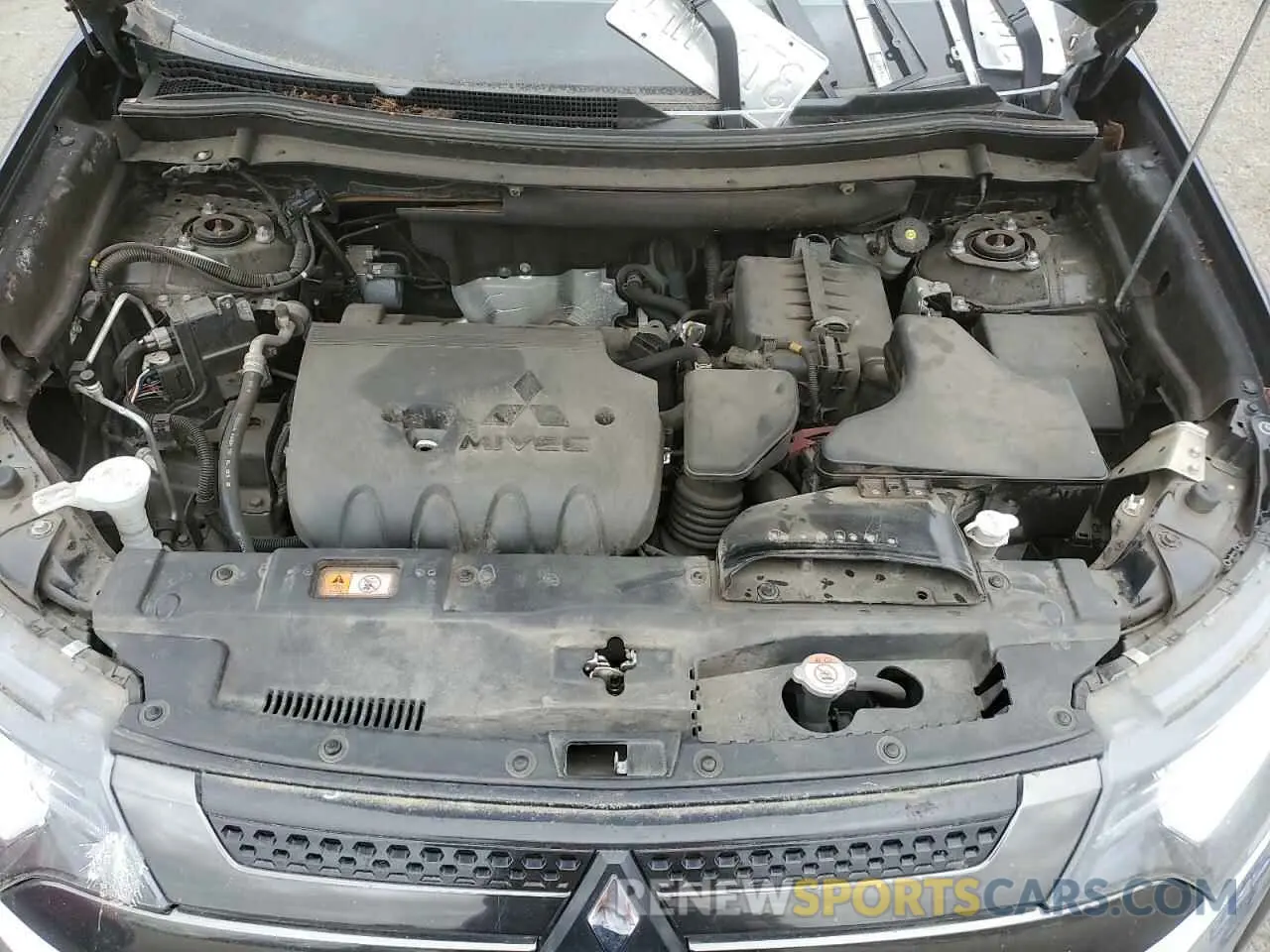 11 Photograph of a damaged car JA4AZ3A38LZ036016 MITSUBISHI OUTLANDER 2020