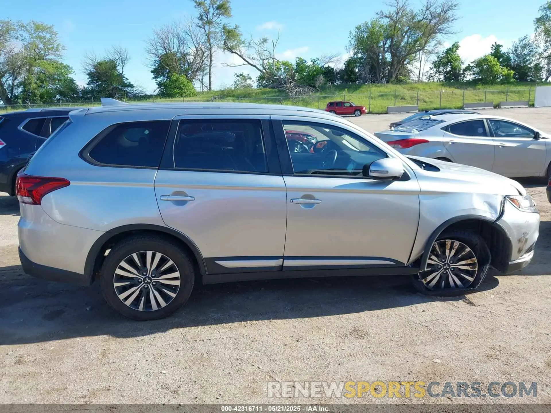 13 Photograph of a damaged car JA4AZ3A39LZ006104 MITSUBISHI OUTLANDER 2020