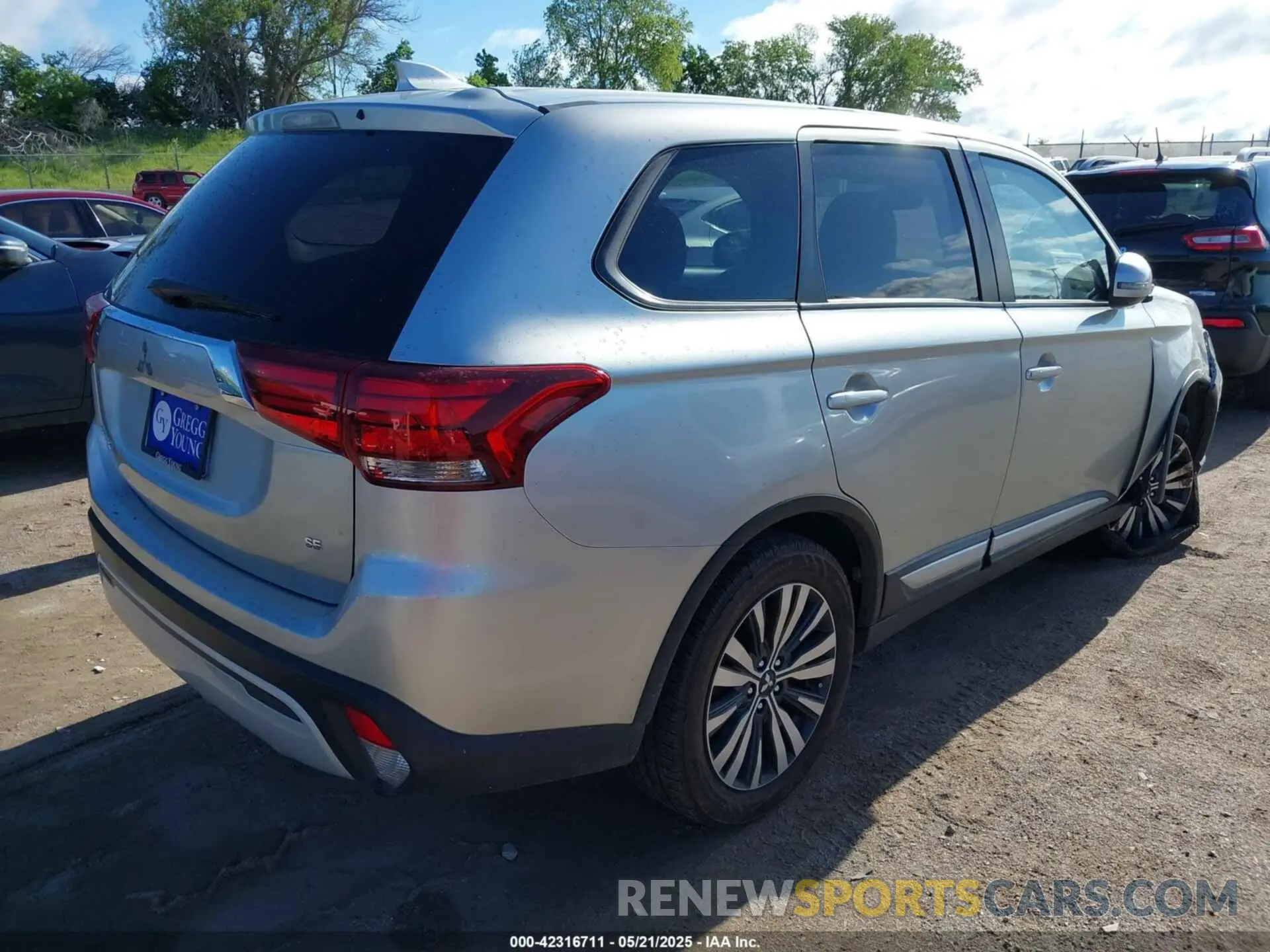 4 Photograph of a damaged car JA4AZ3A39LZ006104 MITSUBISHI OUTLANDER 2020