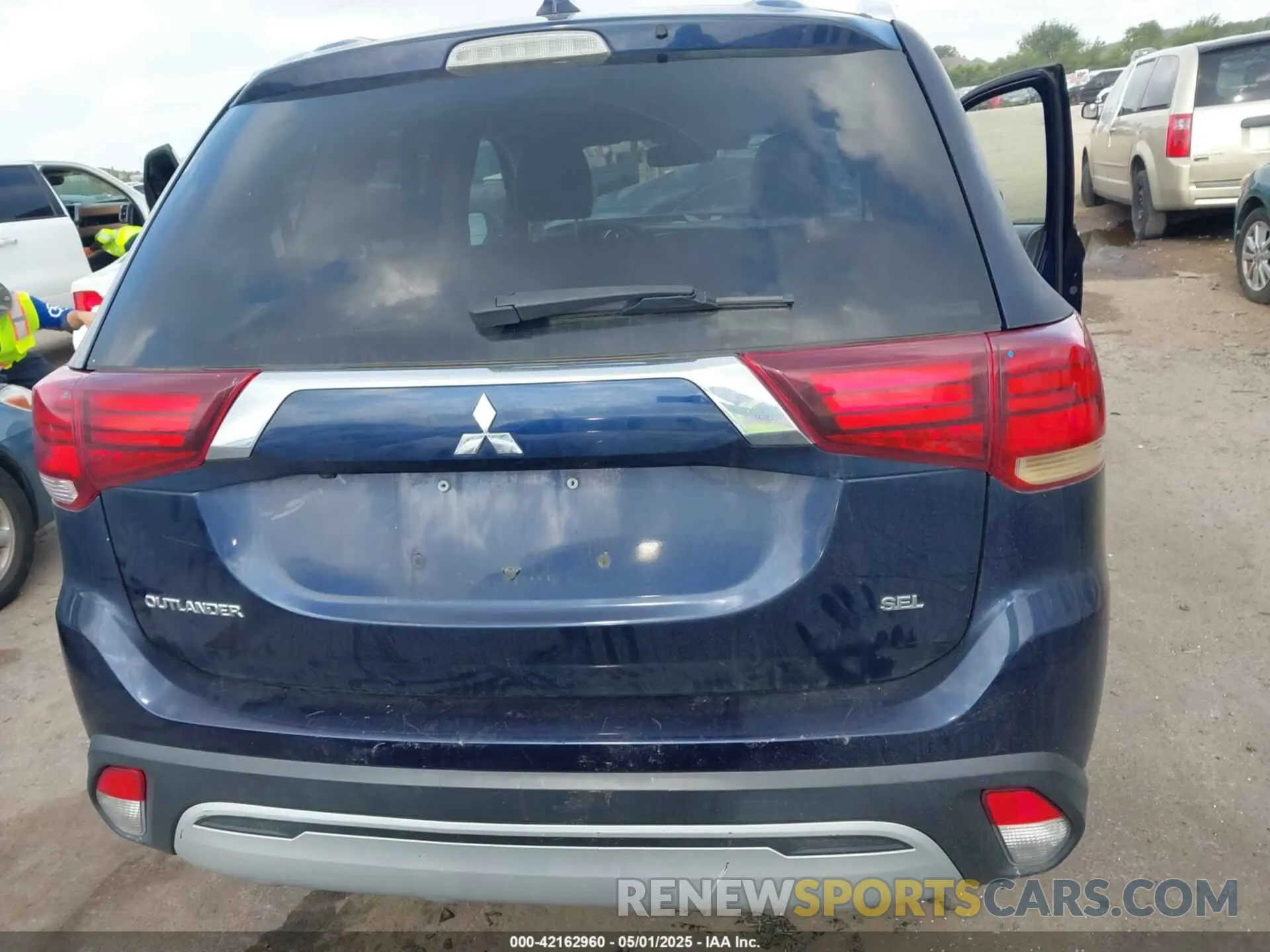 17 Photograph of a damaged car JA4AZ3A39LZ042844 MITSUBISHI OUTLANDER 2020