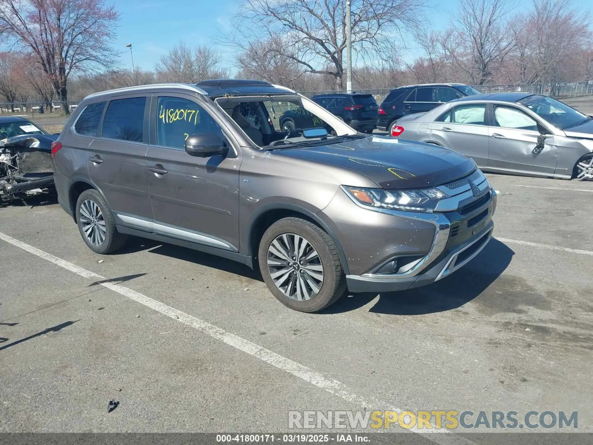 1 Photograph of a damaged car JA4JZ4AX4LZ008884 MITSUBISHI OUTLANDER 2020