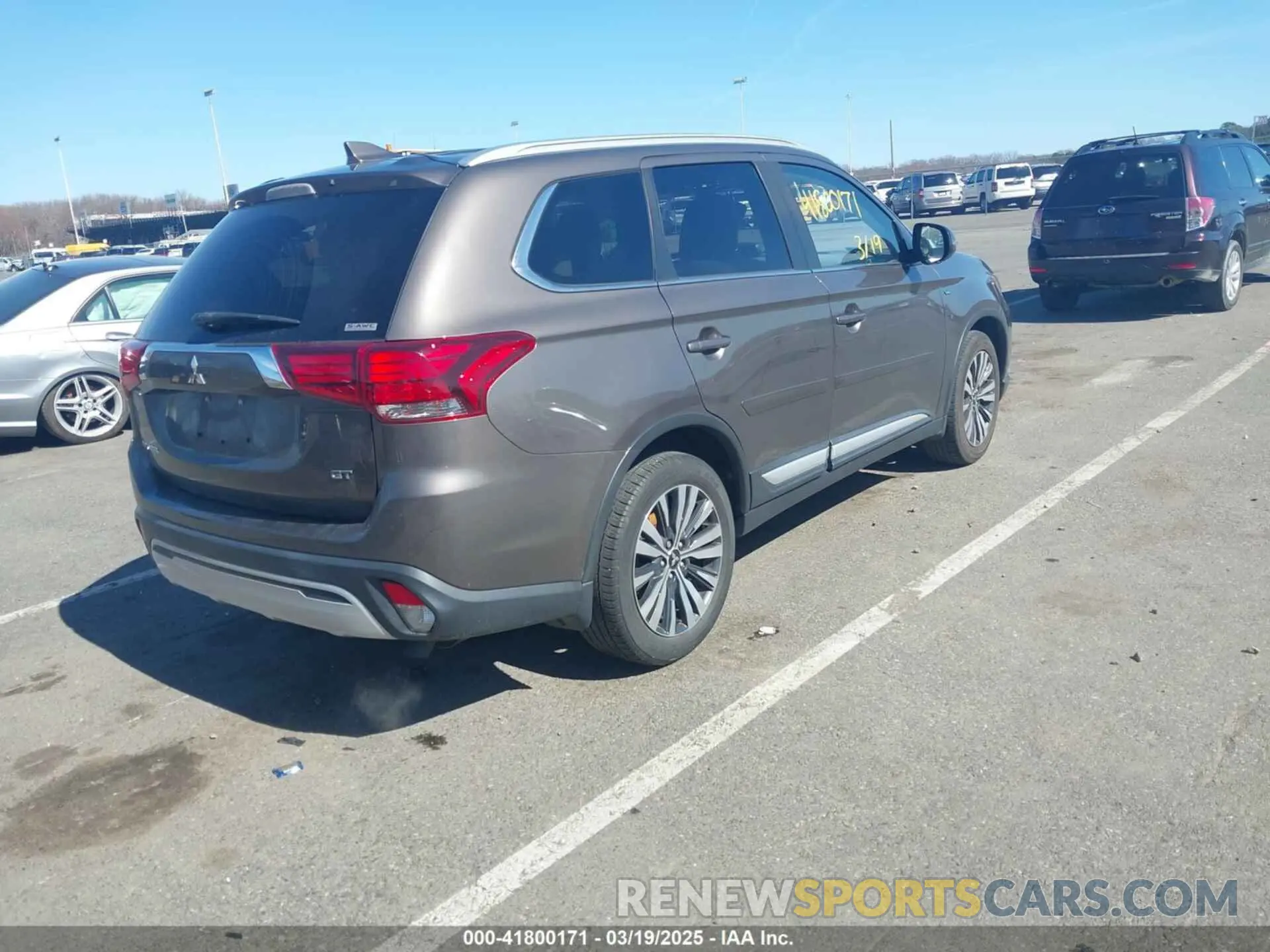 4 Photograph of a damaged car JA4JZ4AX4LZ008884 MITSUBISHI OUTLANDER 2020