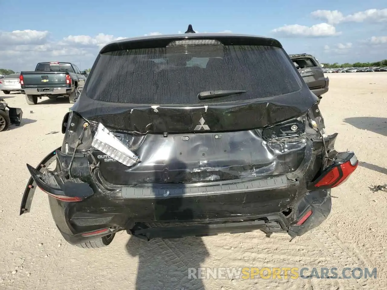 6 Photograph of a damaged car JA4APUAU9MU014481 MITSUBISHI OUTLANDER 2021