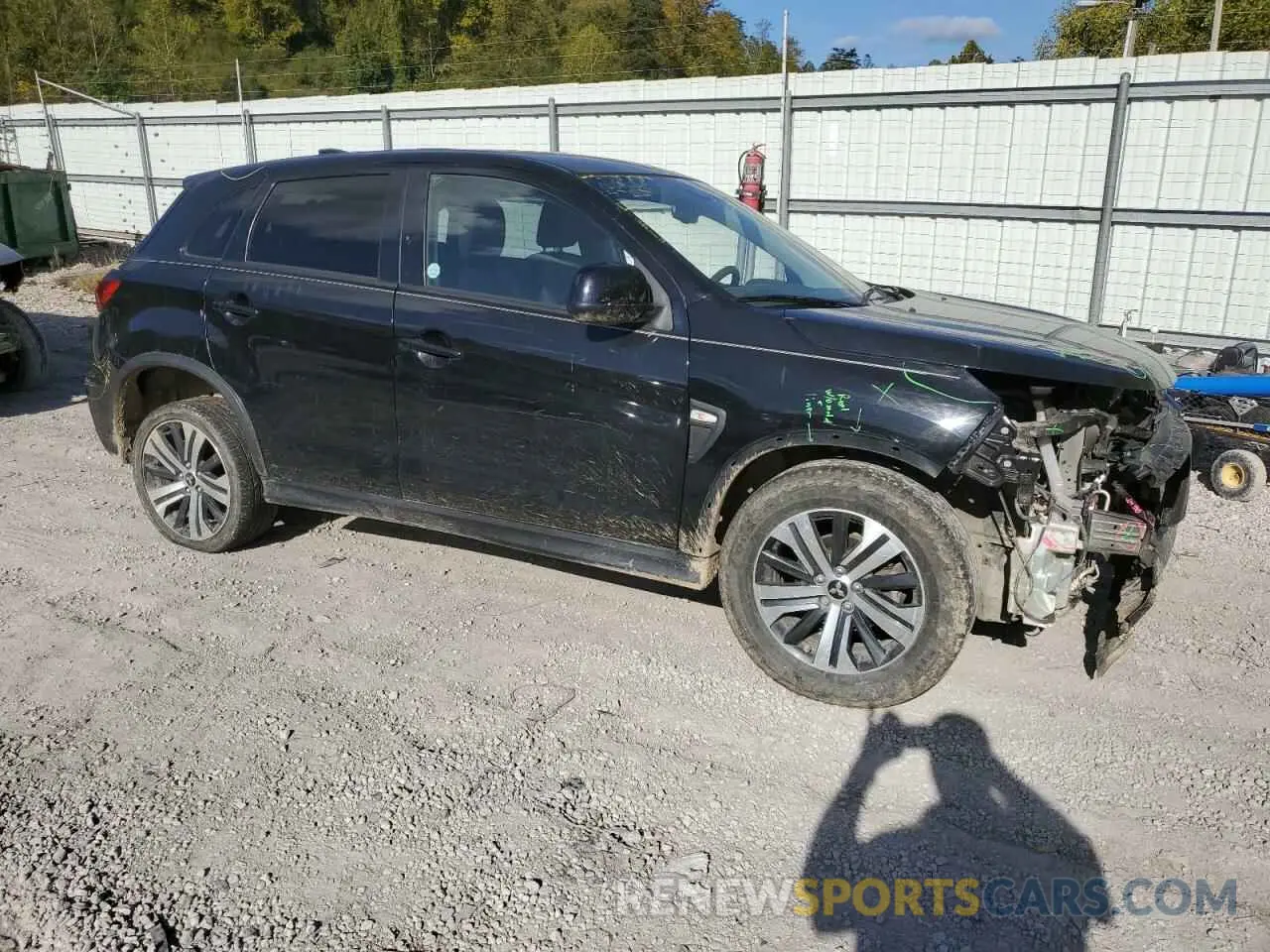 4 Photograph of a damaged car JA4APUAUXMU006874 MITSUBISHI OUTLANDER 2021