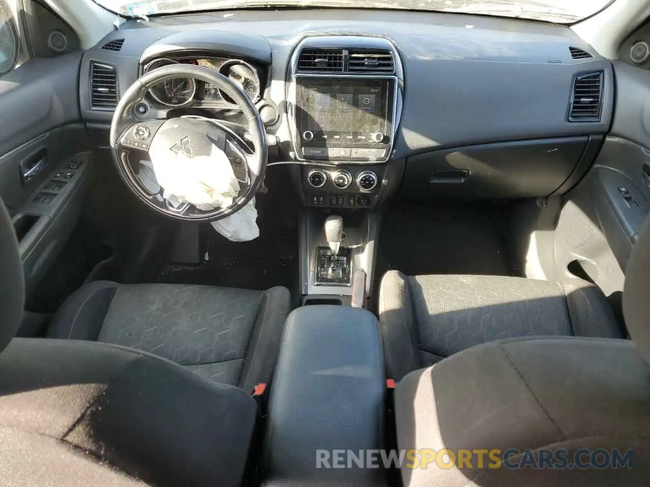 8 Photograph of a damaged car JA4ARUAU4MU001468 MITSUBISHI OUTLANDER 2021