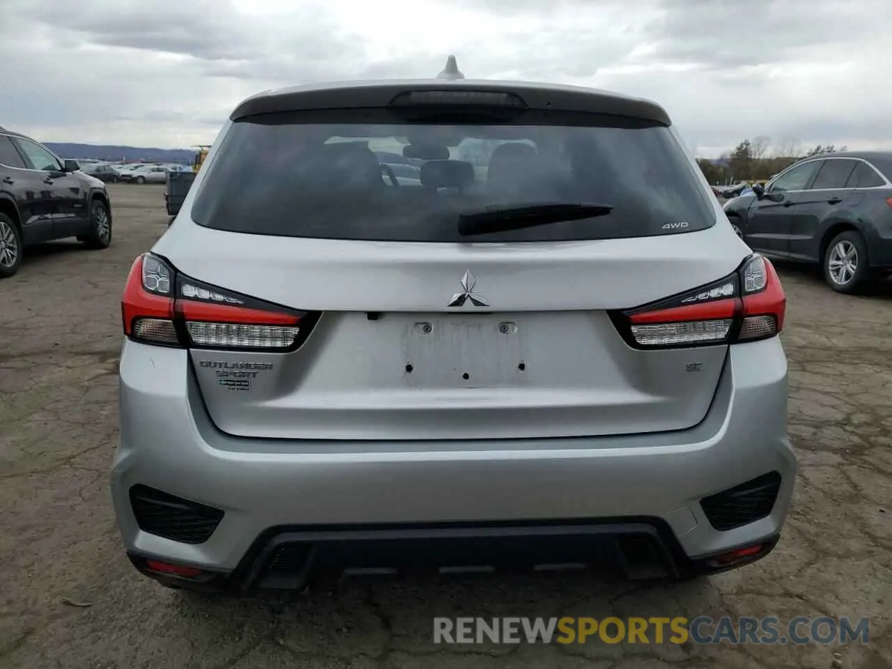 6 Photograph of a damaged car JA4ARUAU5MU029182 MITSUBISHI OUTLANDER 2021