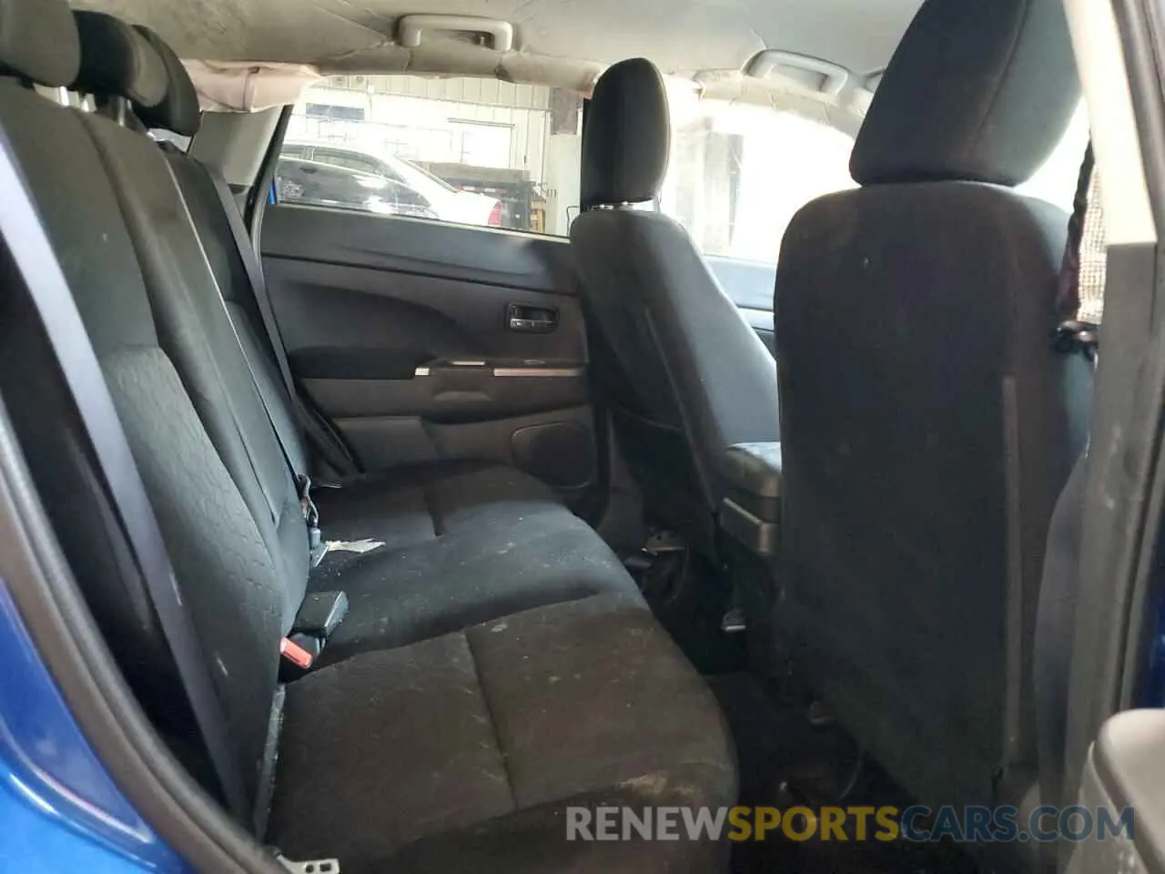 11 Photograph of a damaged car JA4ARUAU7MU031841 MITSUBISHI OUTLANDER 2021