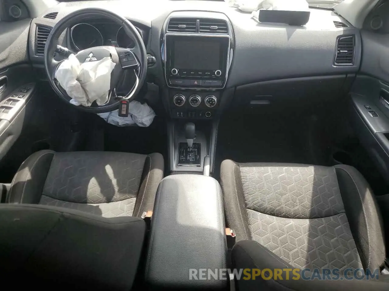 8 Photograph of a damaged car JA4ARUAUXMU017089 MITSUBISHI OUTLANDER 2021