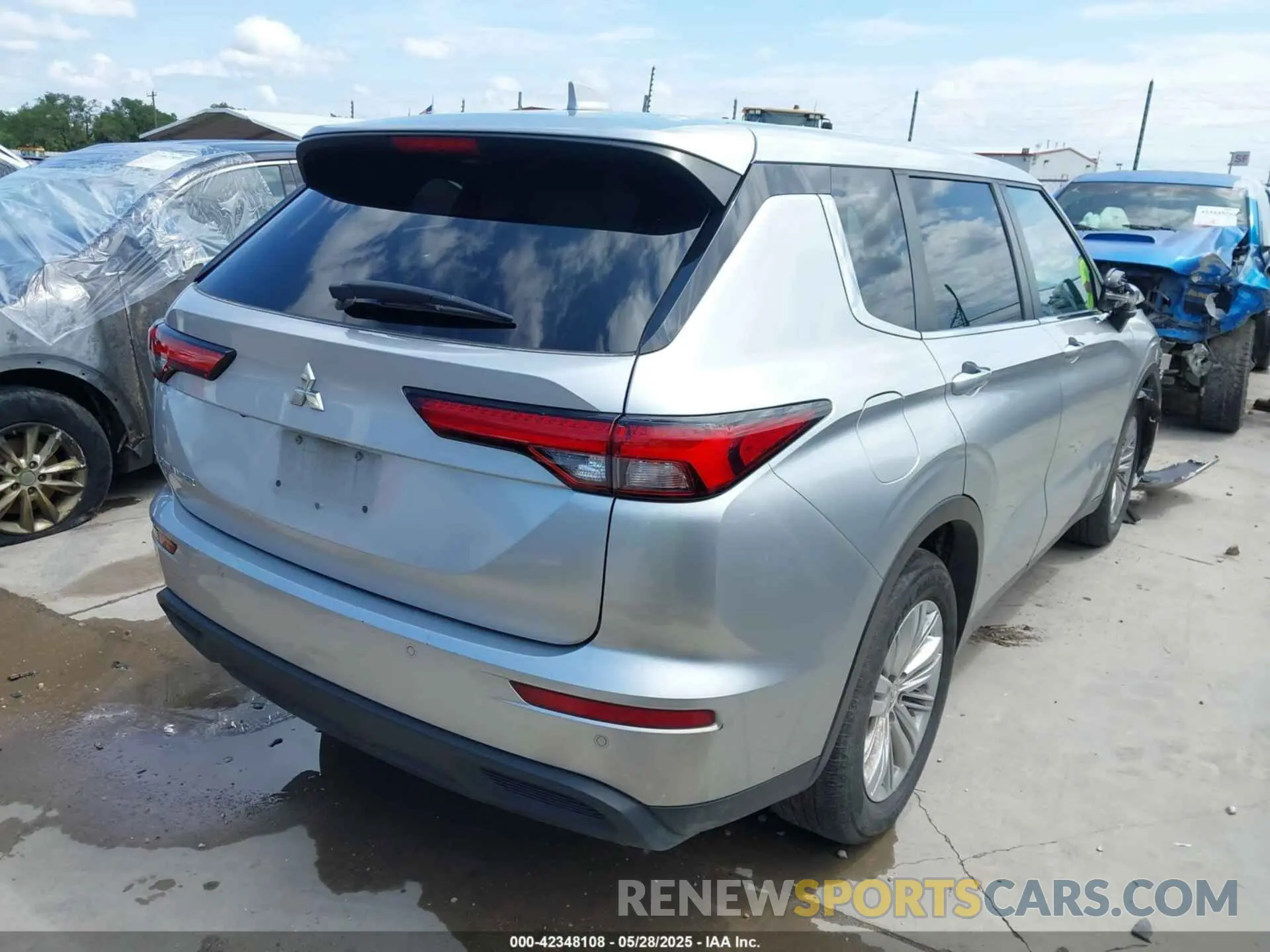 4 Photograph of a damaged car JA4J3TA84NZ015888 MITSUBISHI OUTLANDER 2022