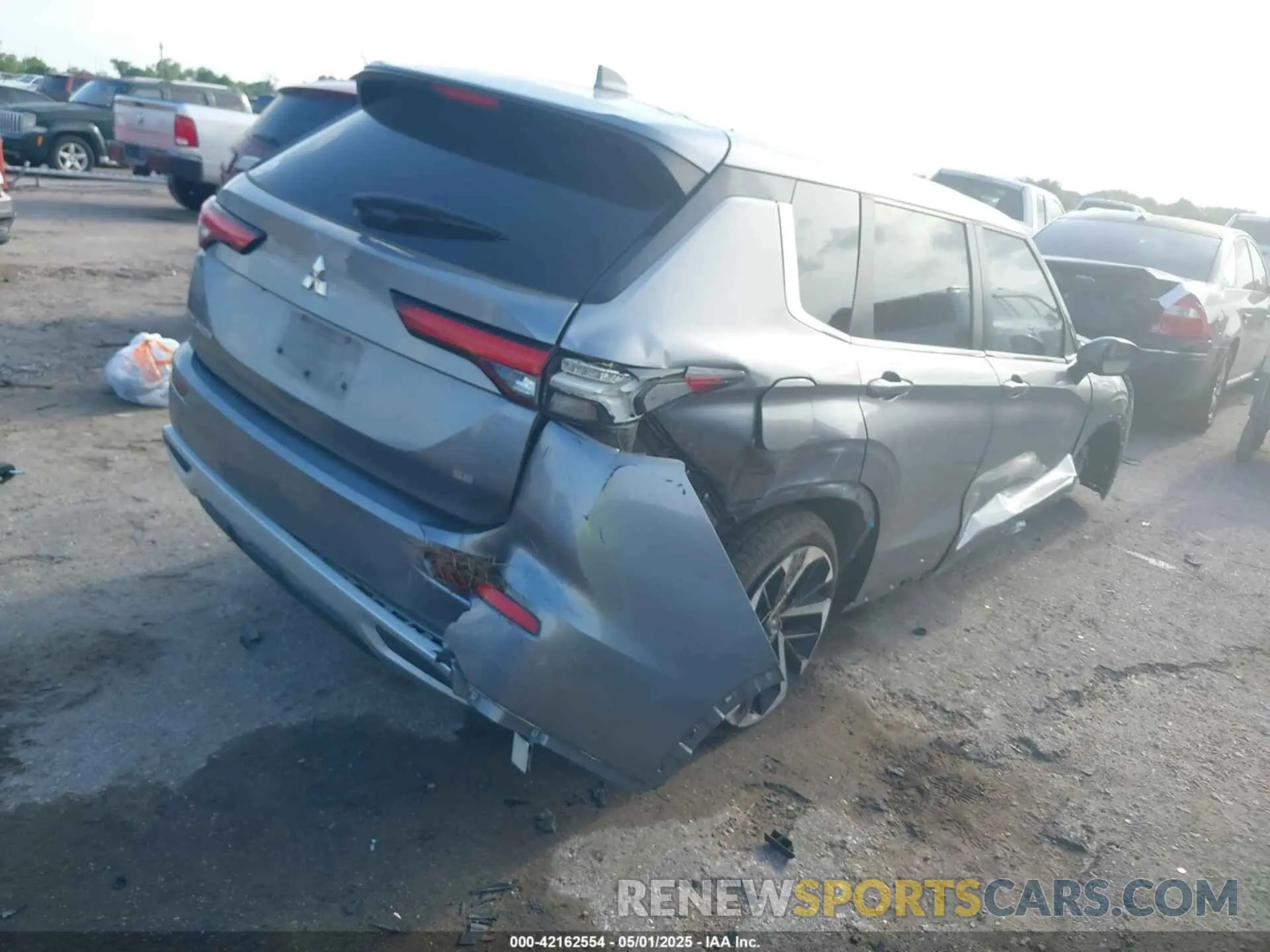 4 Photograph of a damaged car JA4J3UA84NZ039145 MITSUBISHI OUTLANDER 2022