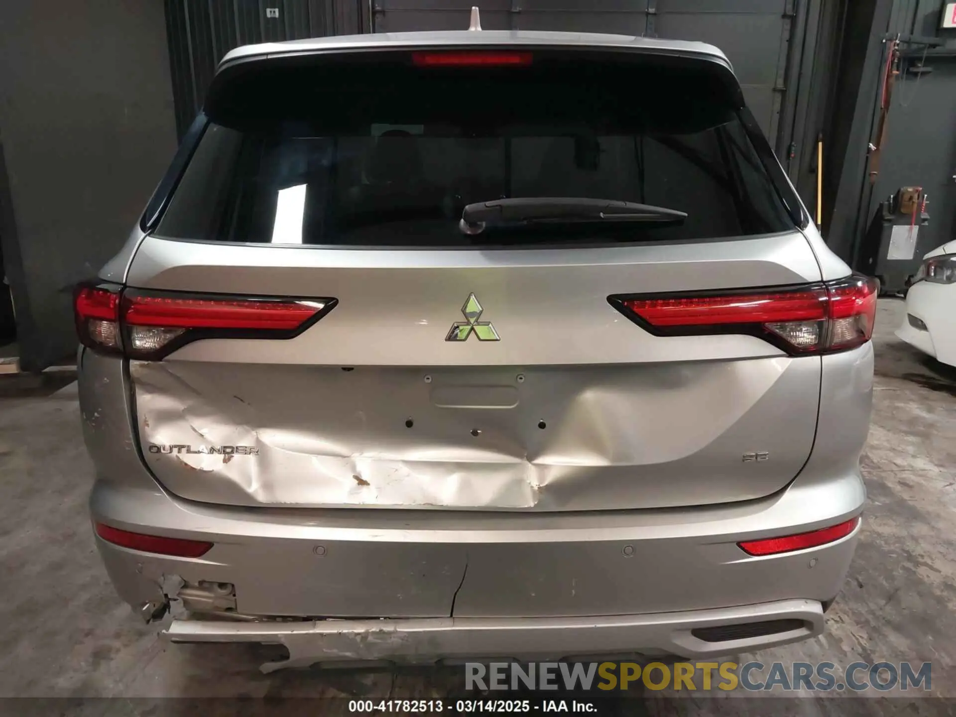 17 Photograph of a damaged car JA4J3UA88NZ026768 MITSUBISHI OUTLANDER 2022
