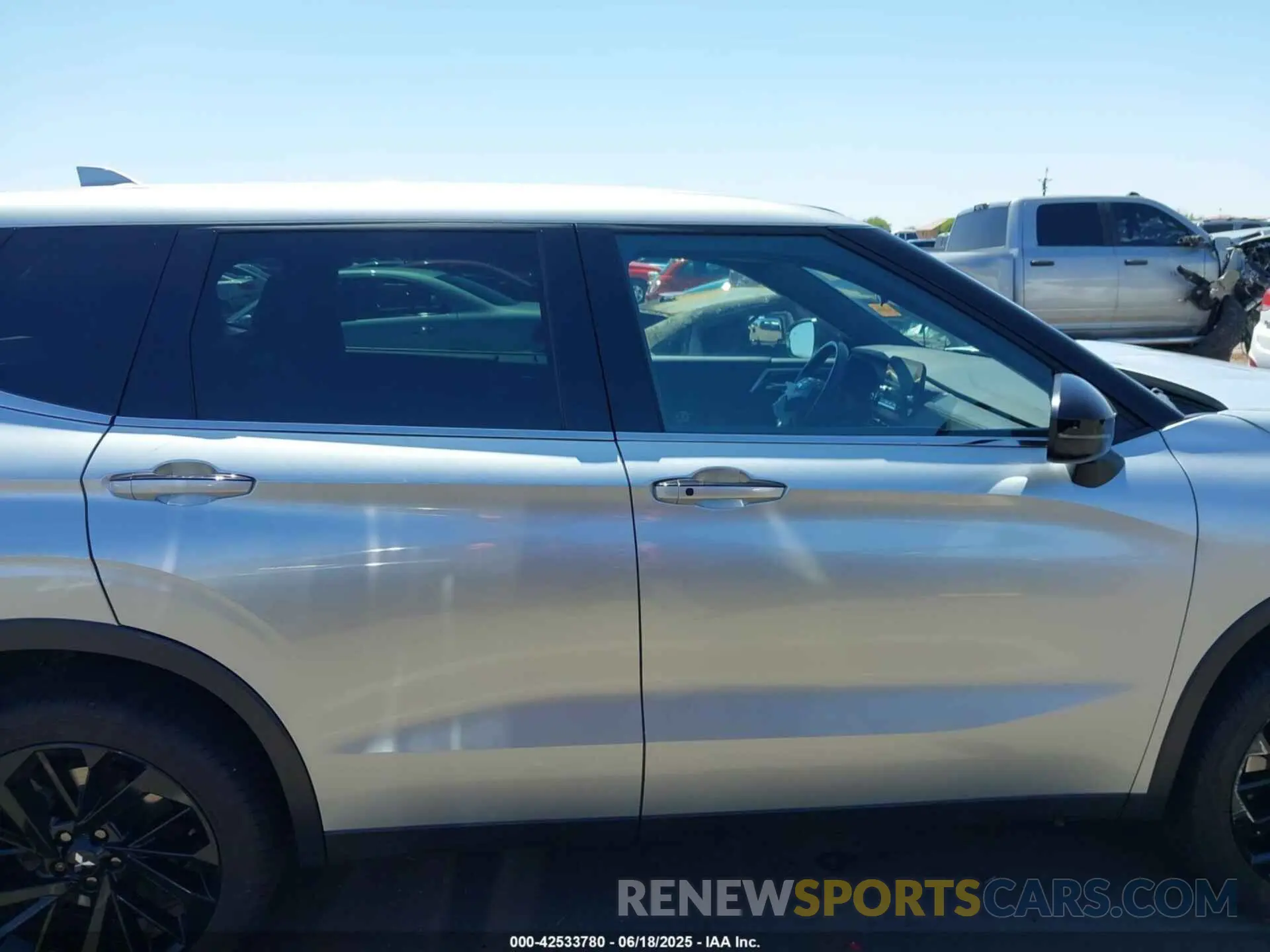 13 Photograph of a damaged car JA4J3UA8XNZ069671 MITSUBISHI OUTLANDER 2022