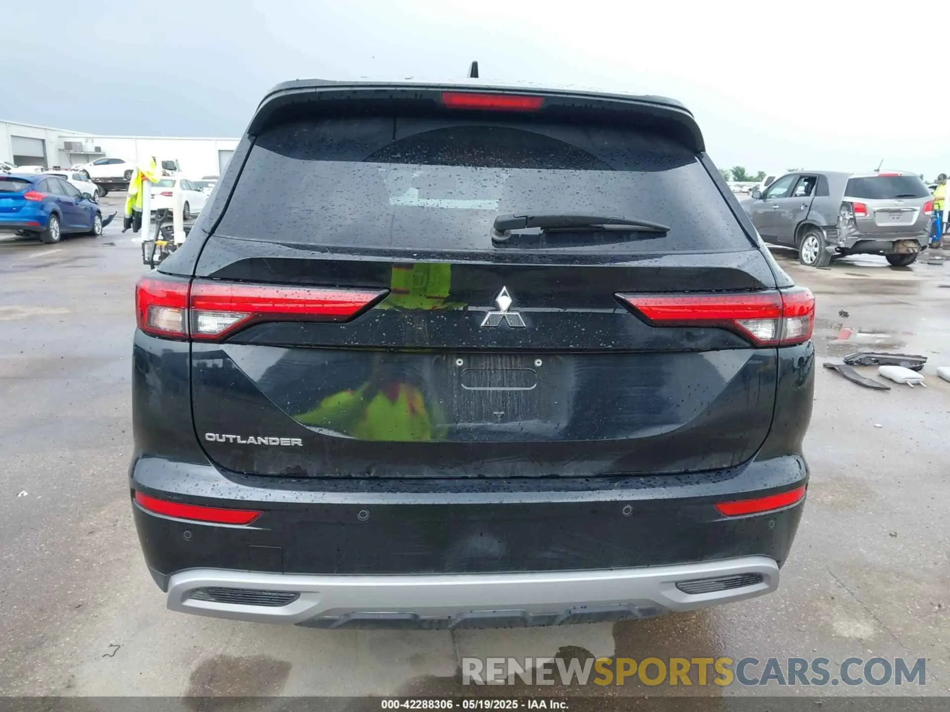 17 Photograph of a damaged car JA4J3VA86NZ086876 MITSUBISHI OUTLANDER 2022