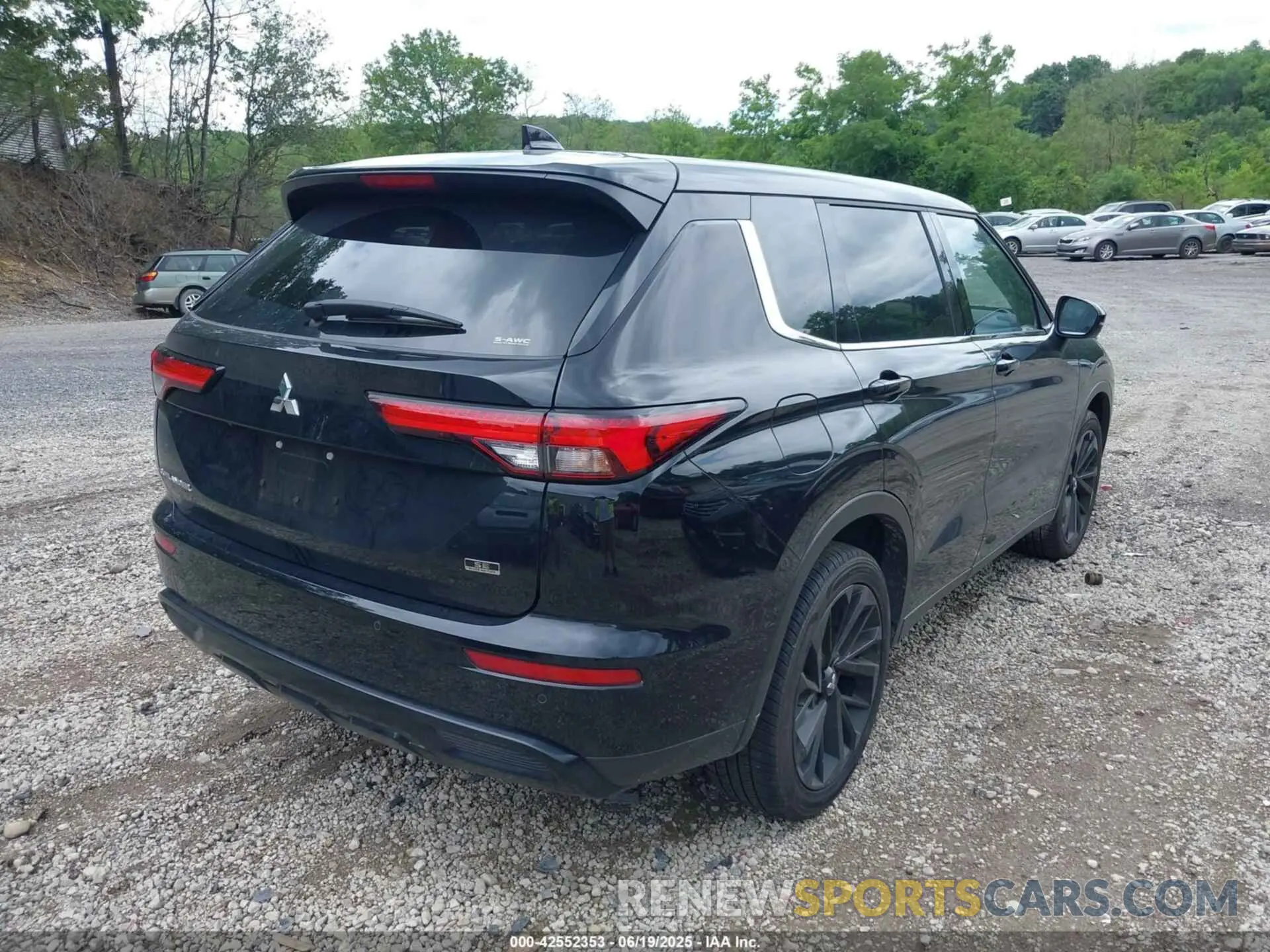 4 Photograph of a damaged car JA4J4TA82NZ013764 MITSUBISHI OUTLANDER 2022