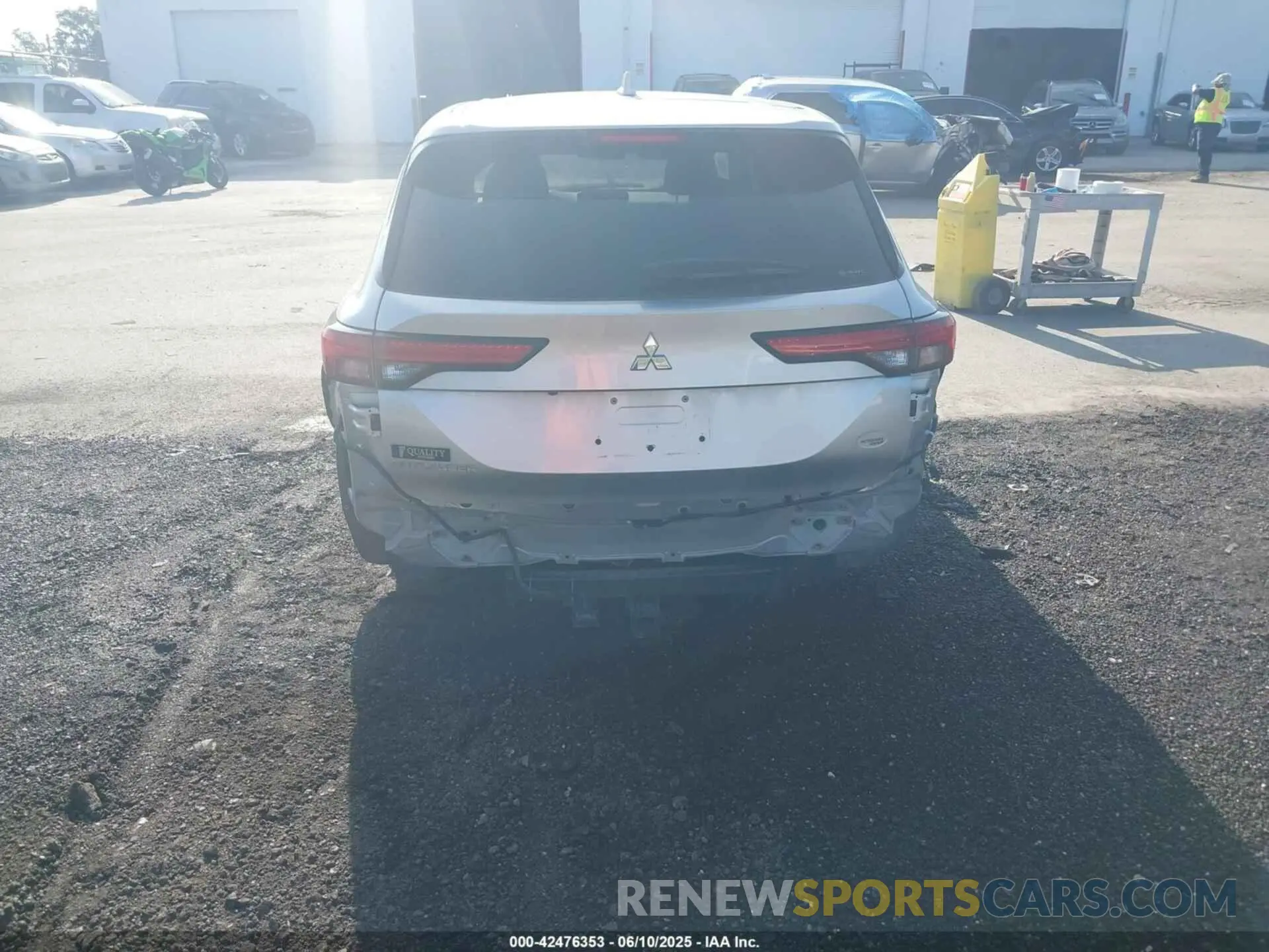 19 Photograph of a damaged car JA4J4TA84NZ028508 MITSUBISHI OUTLANDER 2022