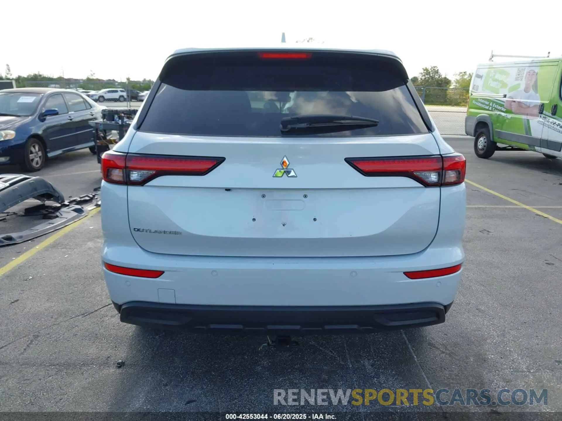 17 Photograph of a damaged car JA4J4TA85NZ086725 MITSUBISHI OUTLANDER 2022
