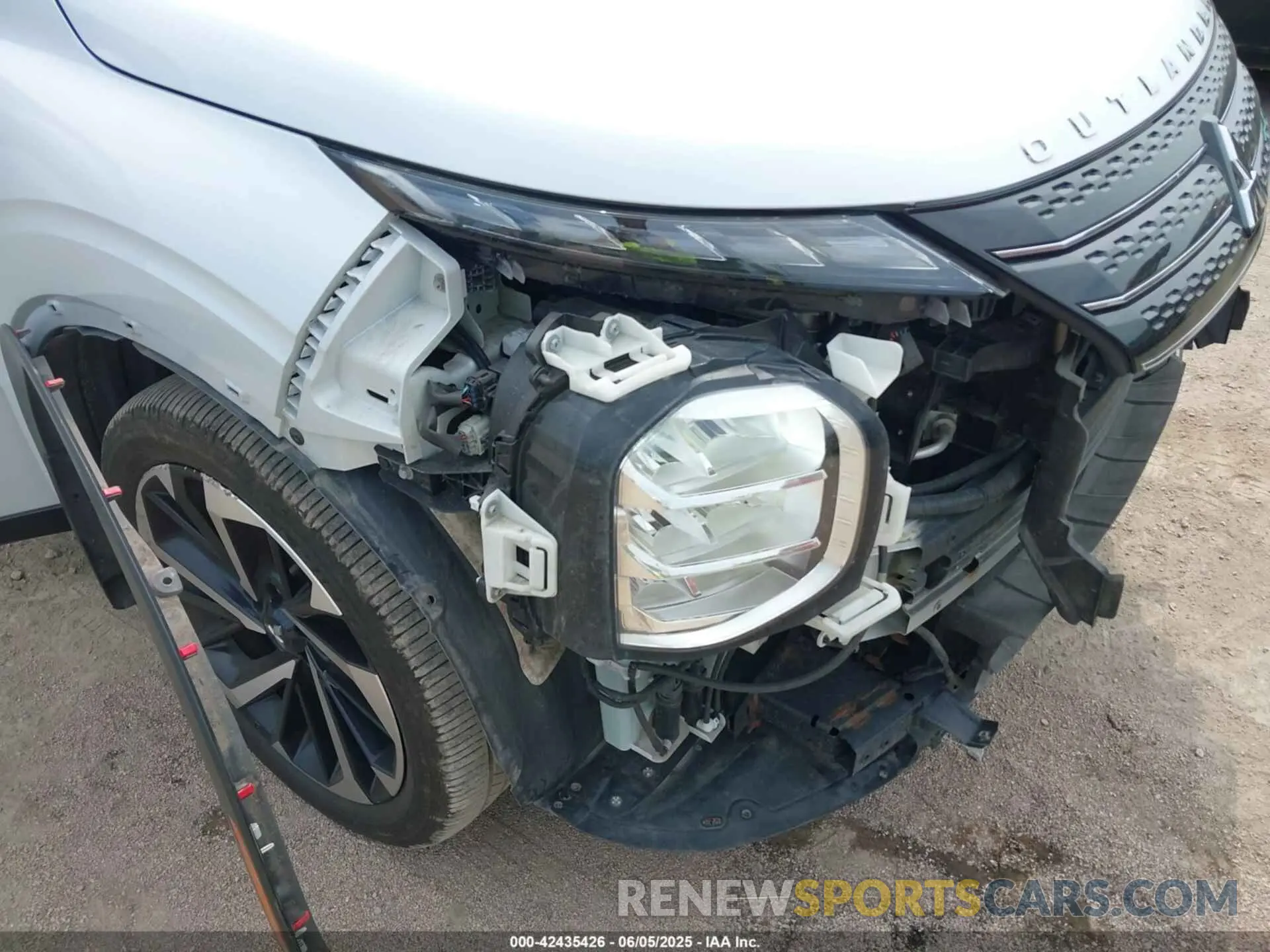 19 Photograph of a damaged car JA4J4TA8XNZ019893 MITSUBISHI OUTLANDER 2022