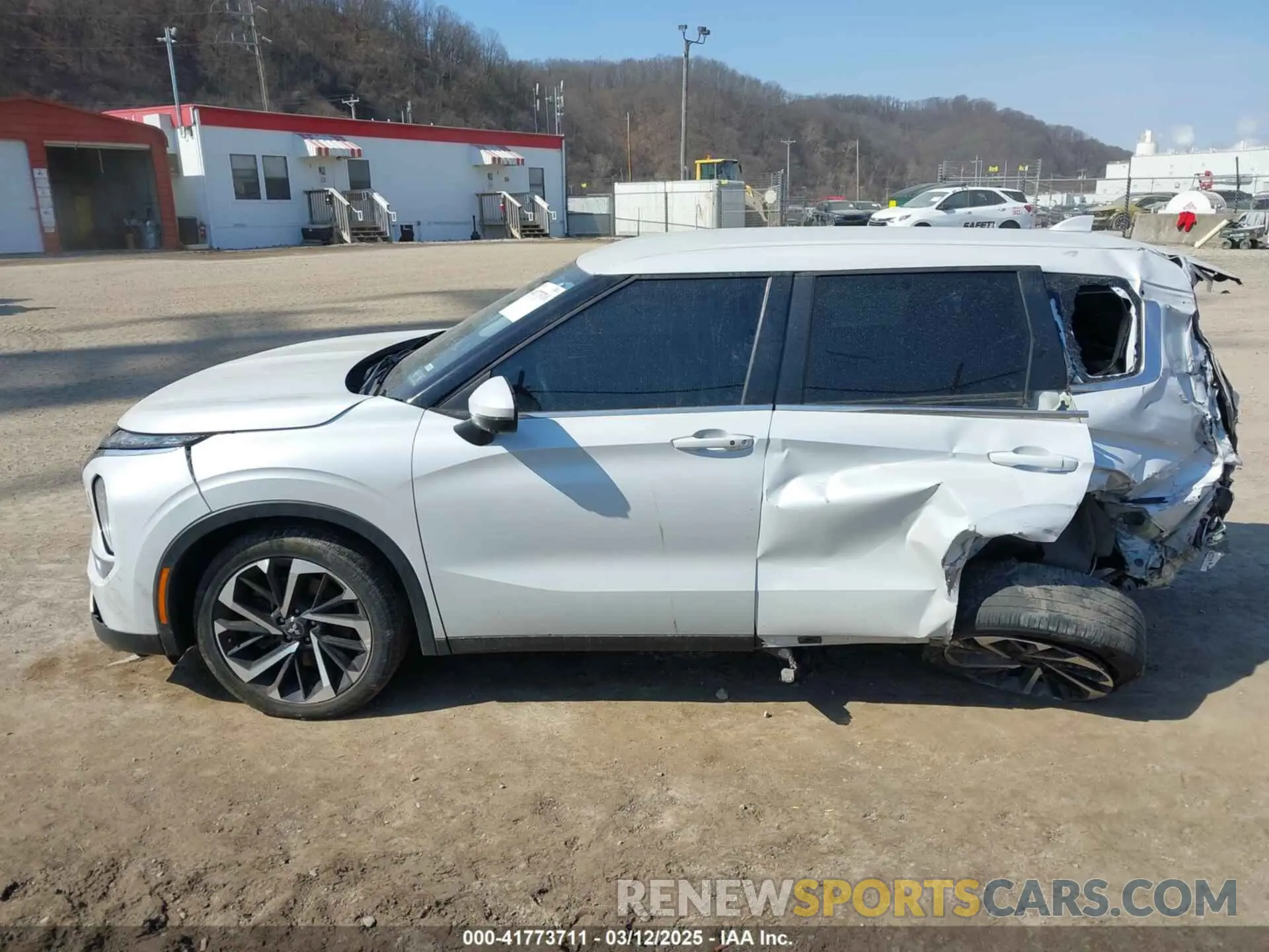 14 Photograph of a damaged car JA4J4UA80NZ033078 MITSUBISHI OUTLANDER 2022