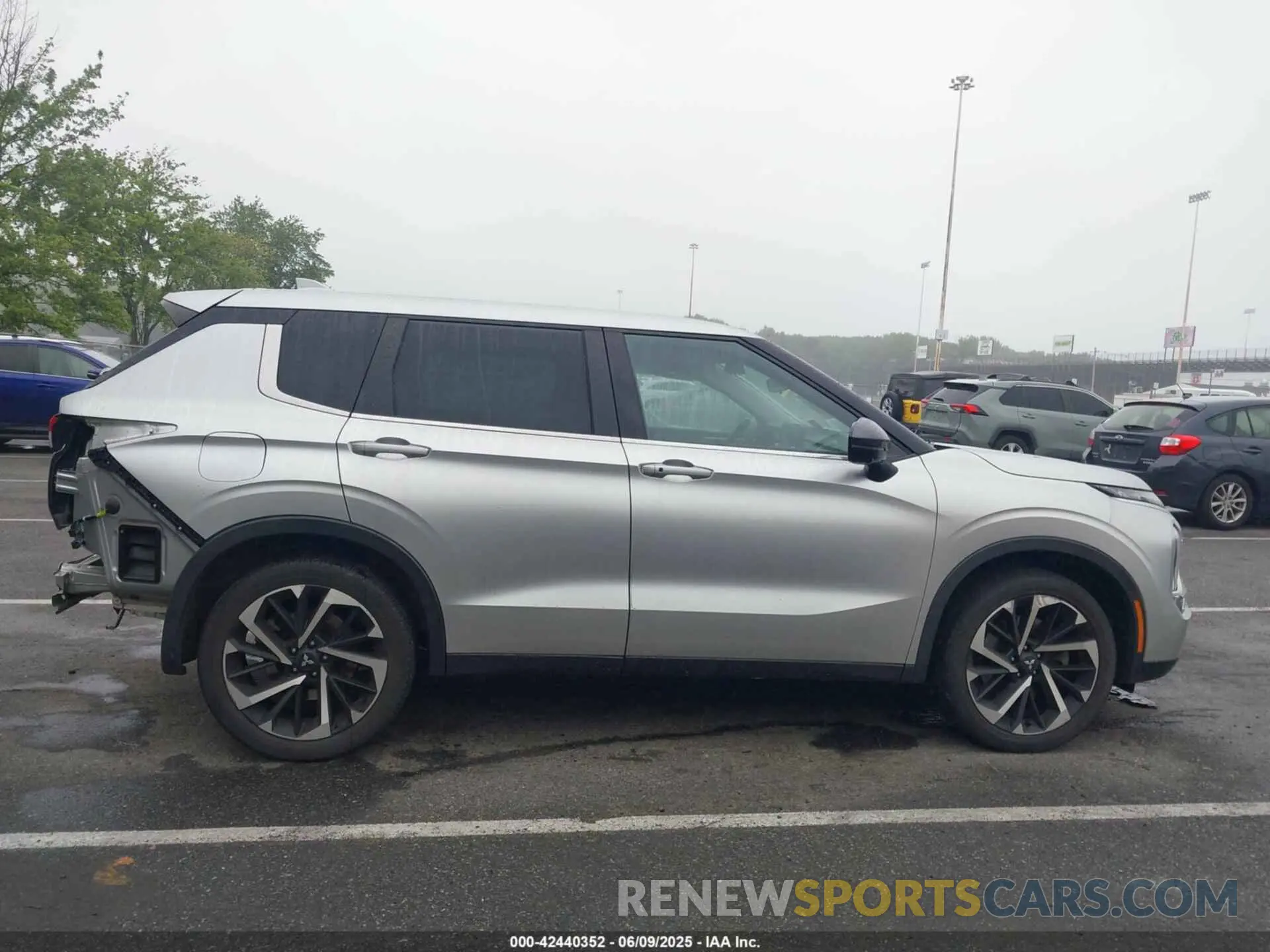 13 Photograph of a damaged car JA4J4UA82NZ068561 MITSUBISHI OUTLANDER 2022