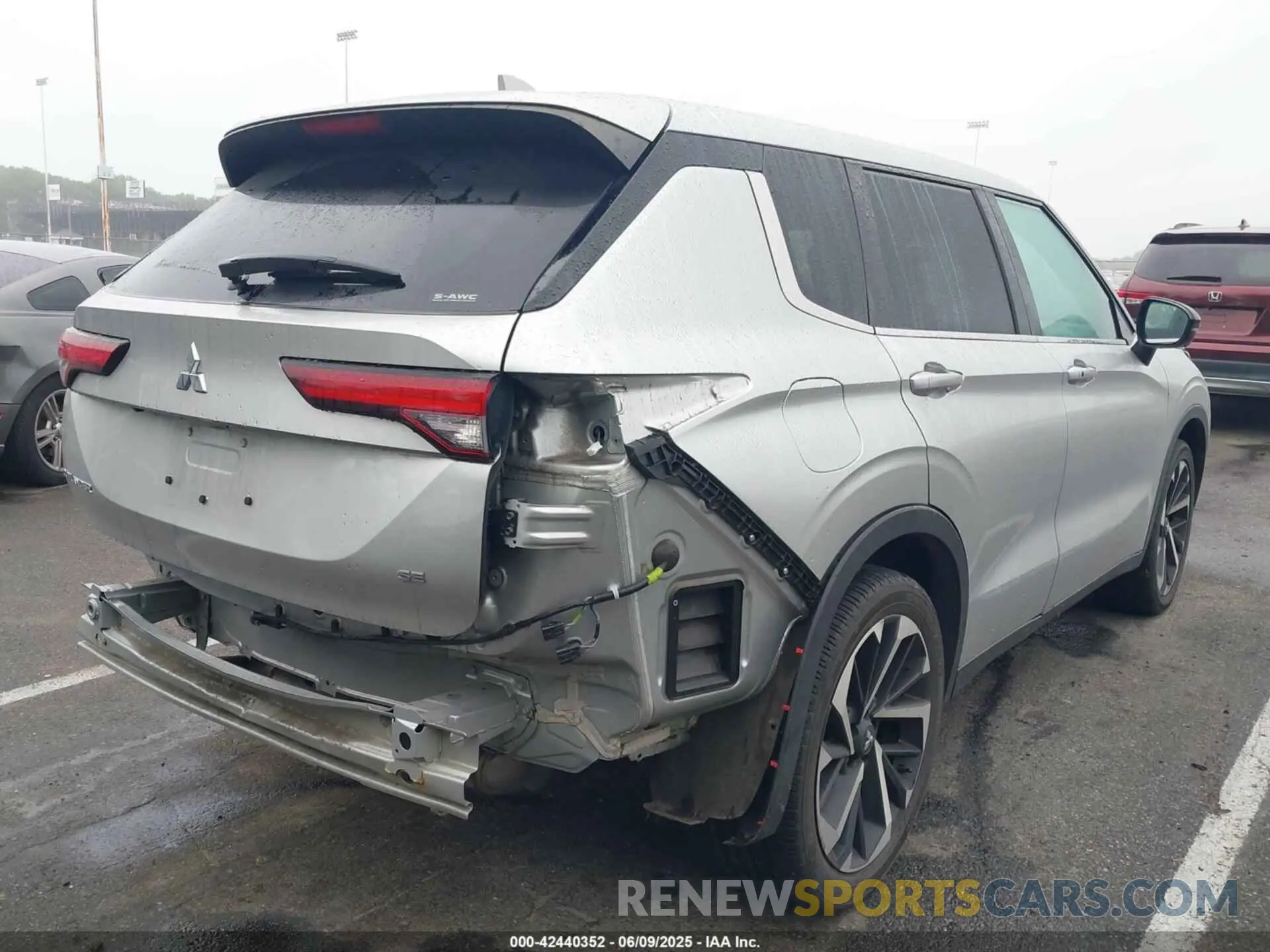 4 Photograph of a damaged car JA4J4UA82NZ068561 MITSUBISHI OUTLANDER 2022