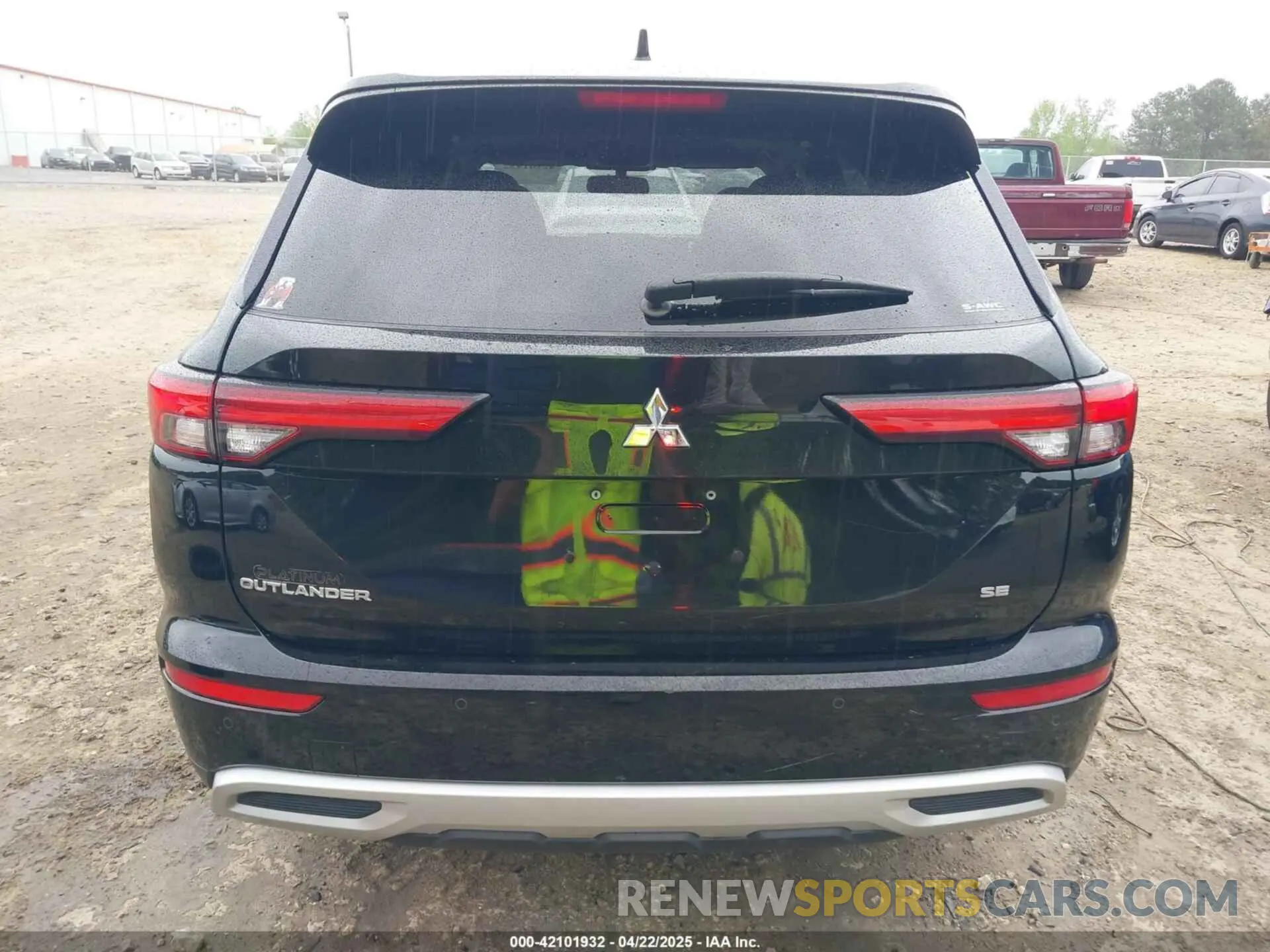 17 Photograph of a damaged car JA4J4UA86NZ011943 MITSUBISHI OUTLANDER 2022