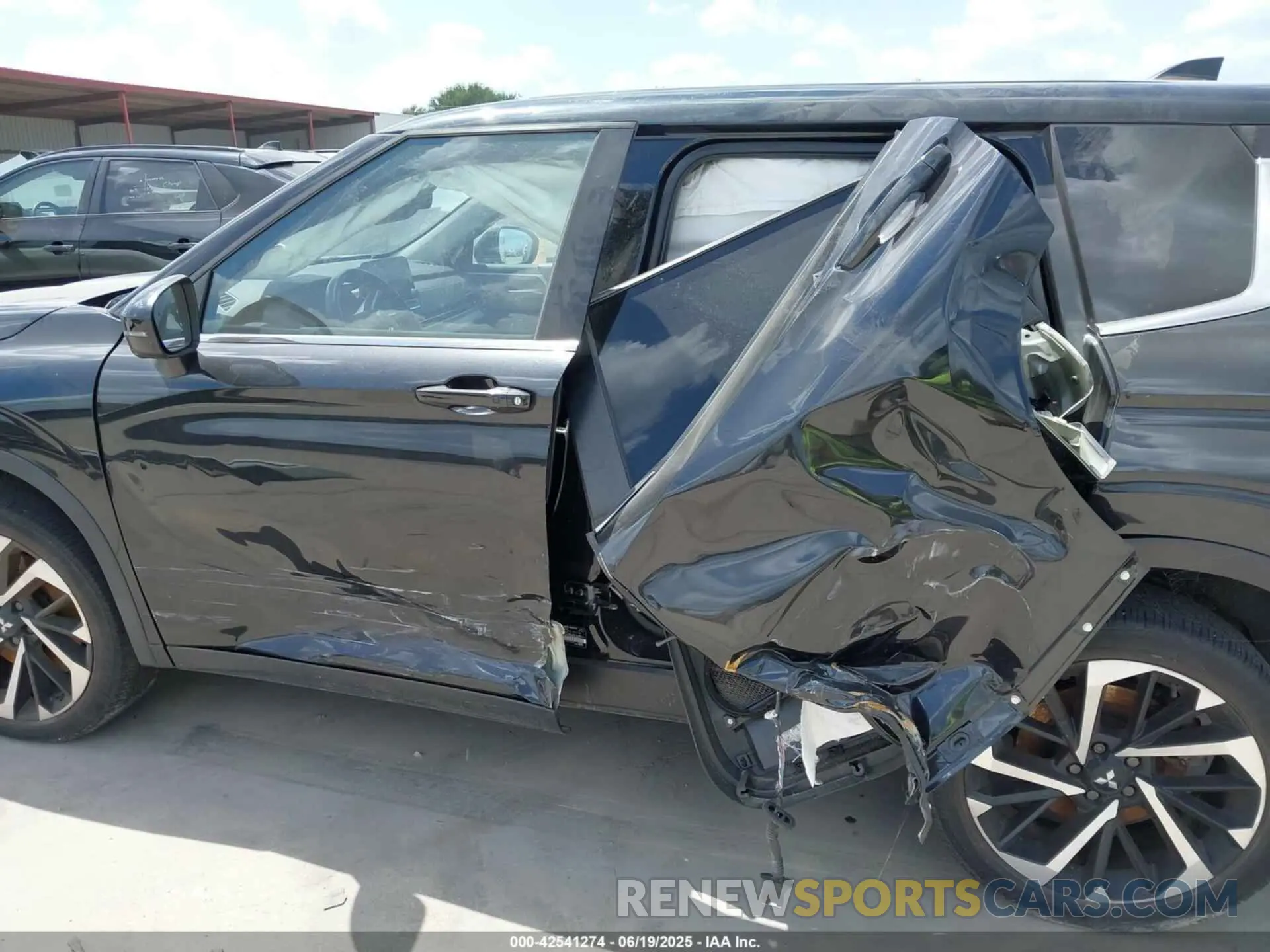 13 Photograph of a damaged car JA4J4UA89NZ020894 MITSUBISHI OUTLANDER 2022