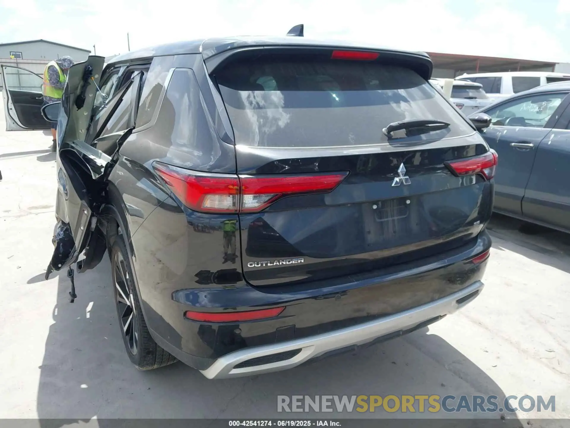 3 Photograph of a damaged car JA4J4UA89NZ020894 MITSUBISHI OUTLANDER 2022