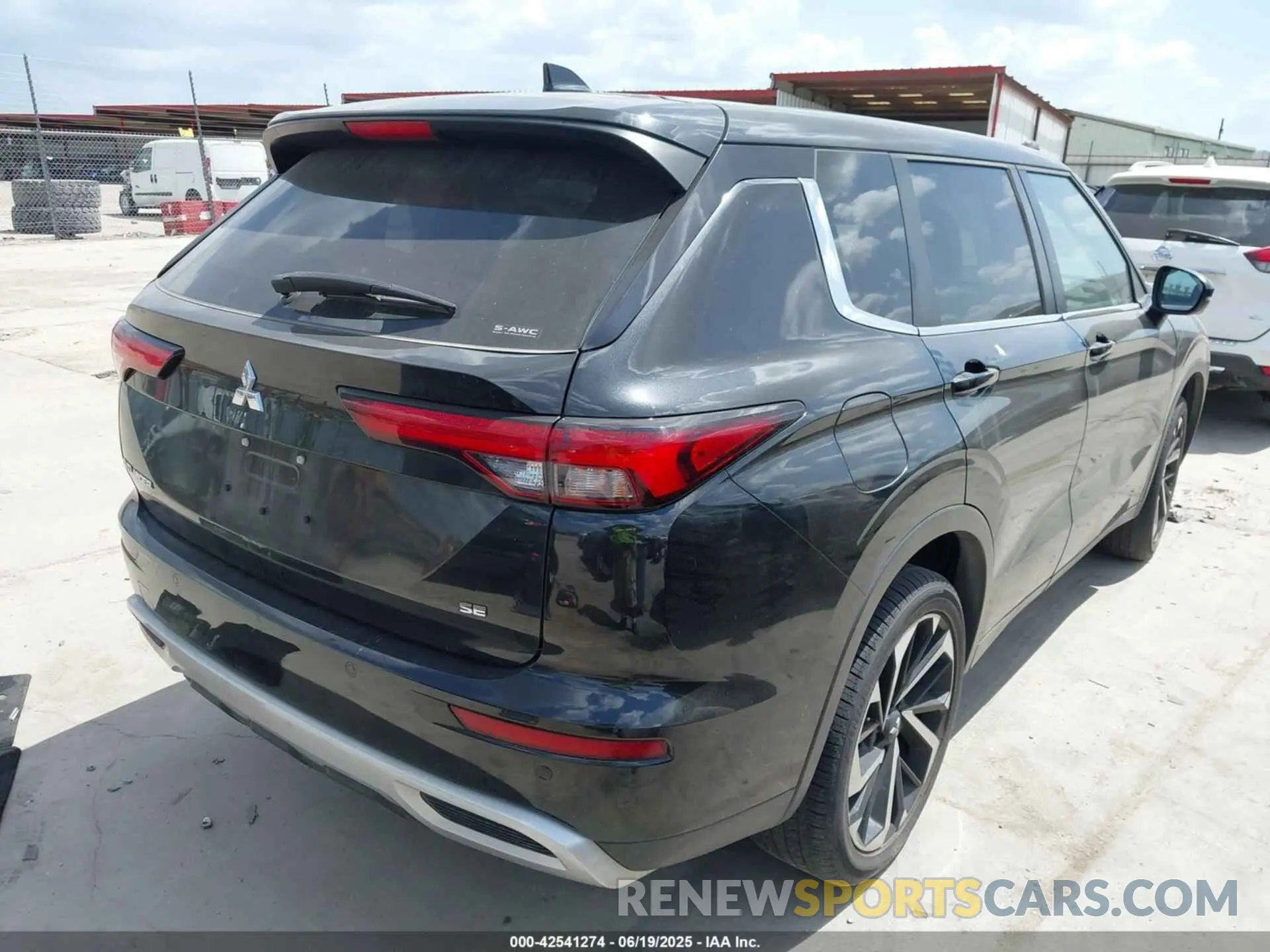 4 Photograph of a damaged car JA4J4UA89NZ020894 MITSUBISHI OUTLANDER 2022