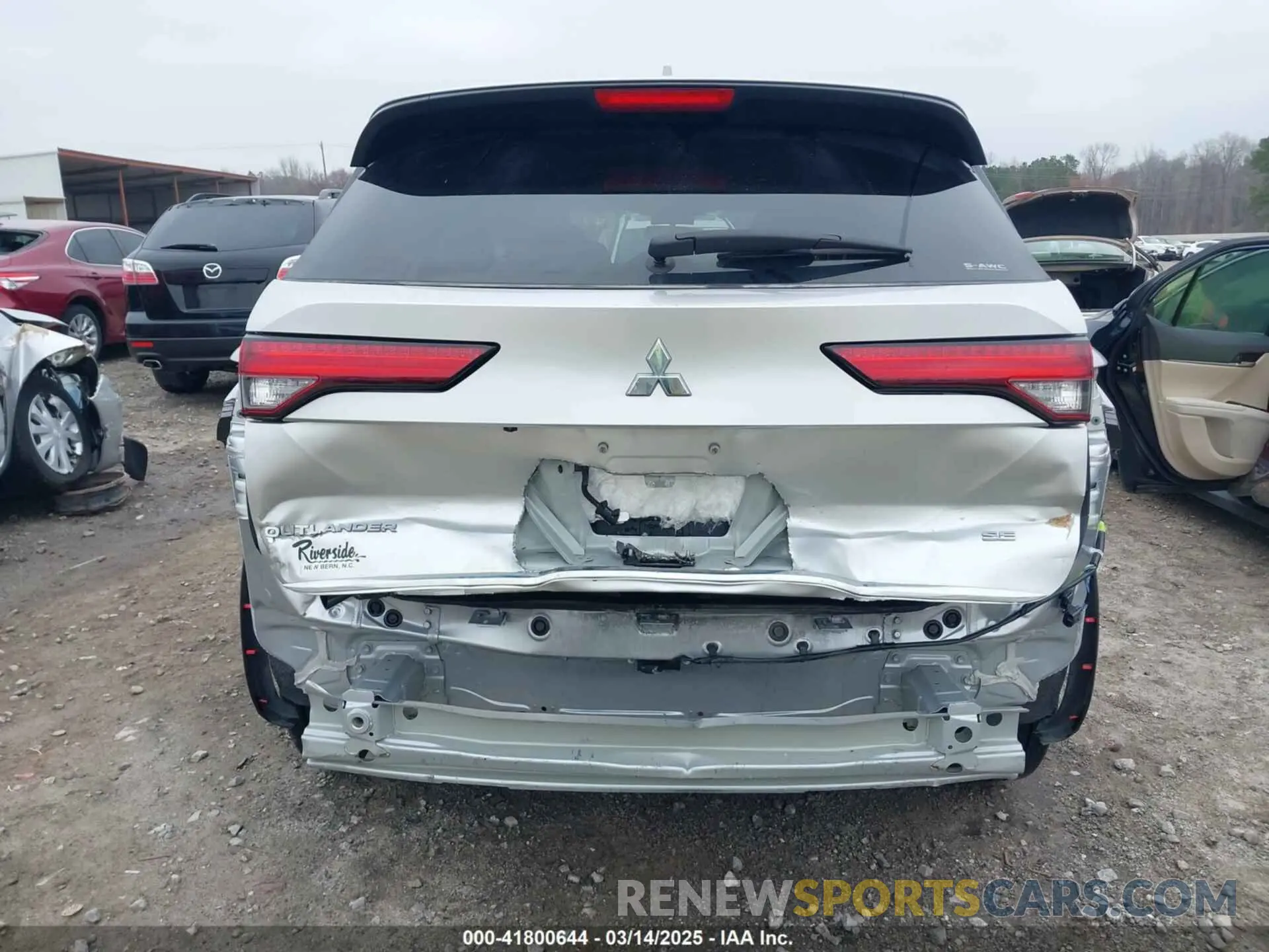 17 Photograph of a damaged car JA4J4UA89NZ068444 MITSUBISHI OUTLANDER 2022