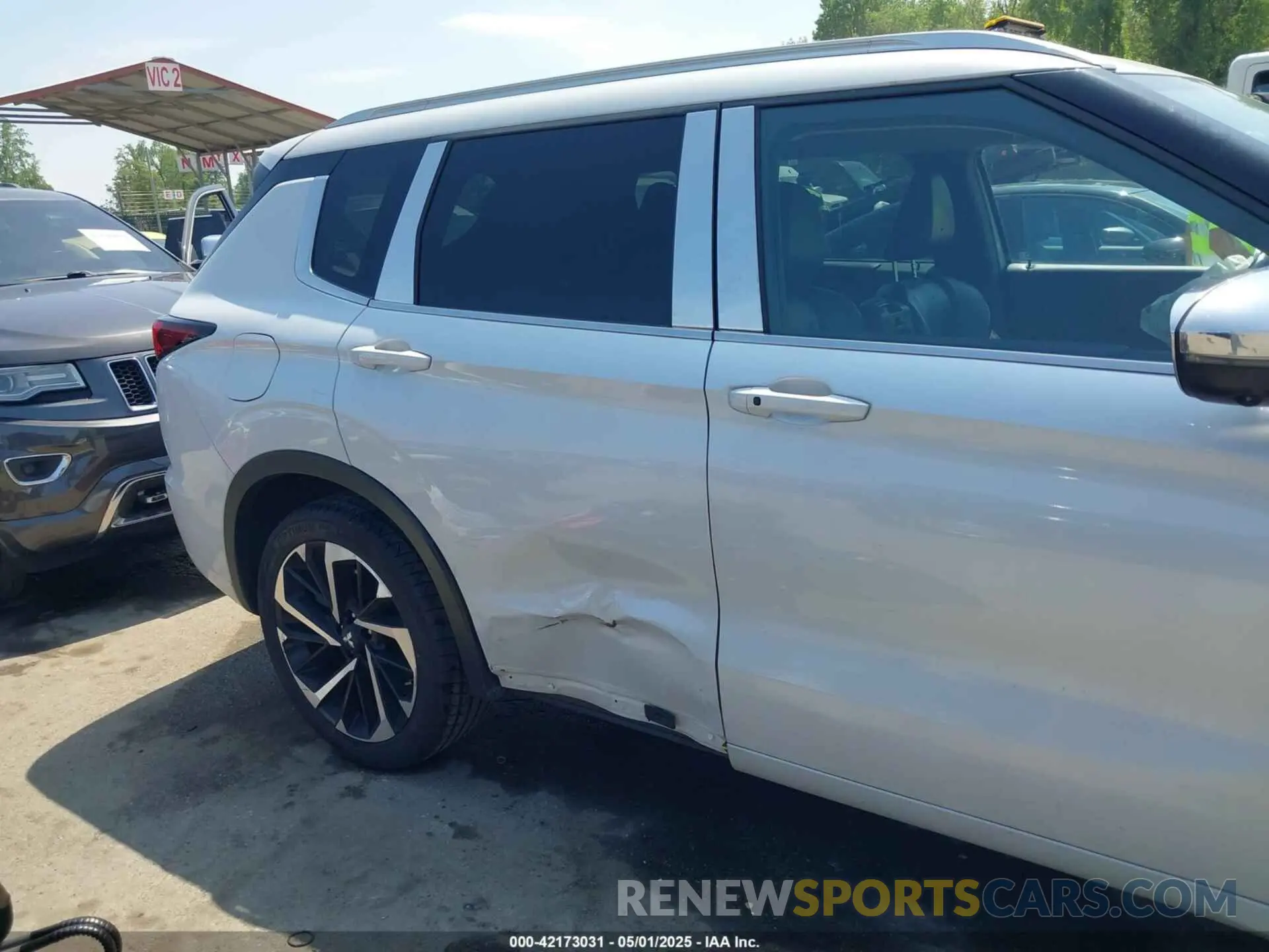 17 Photograph of a damaged car JA4J4VA81NZ017929 MITSUBISHI OUTLANDER 2022