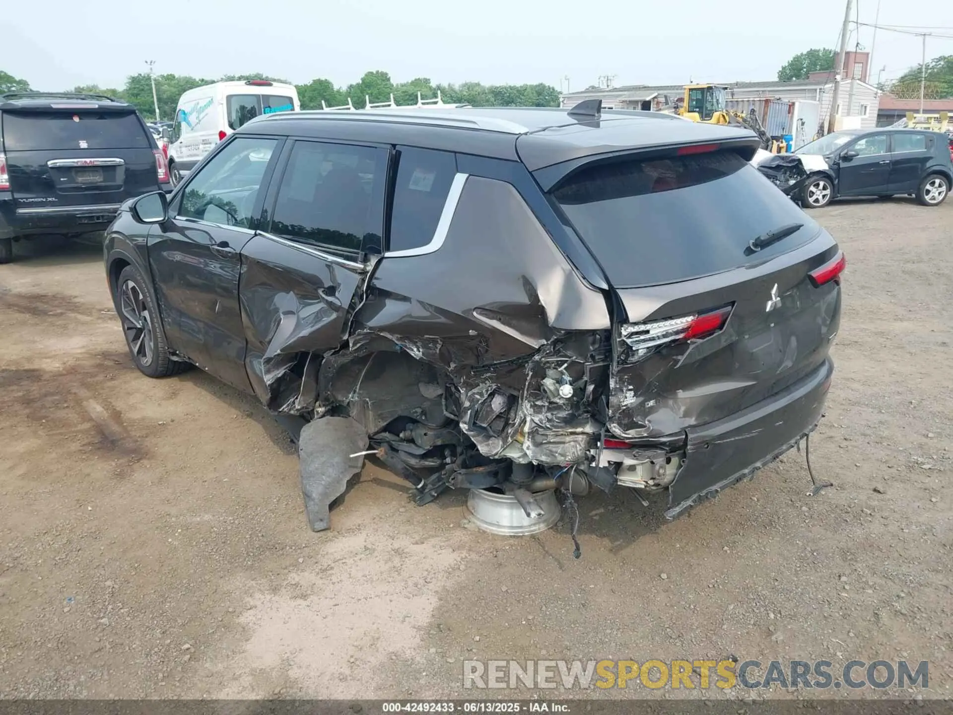 17 Photograph of a damaged car JA4J4VA82NZ060174 MITSUBISHI OUTLANDER 2022