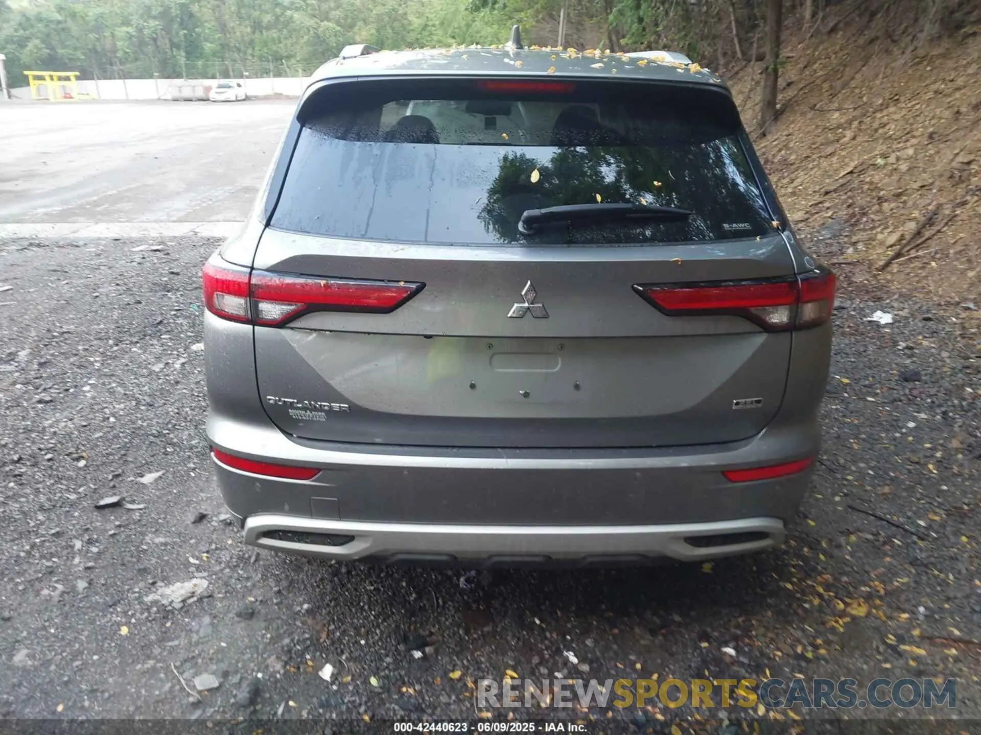 16 Photograph of a damaged car JA4J4VA84NZ061469 MITSUBISHI OUTLANDER 2022