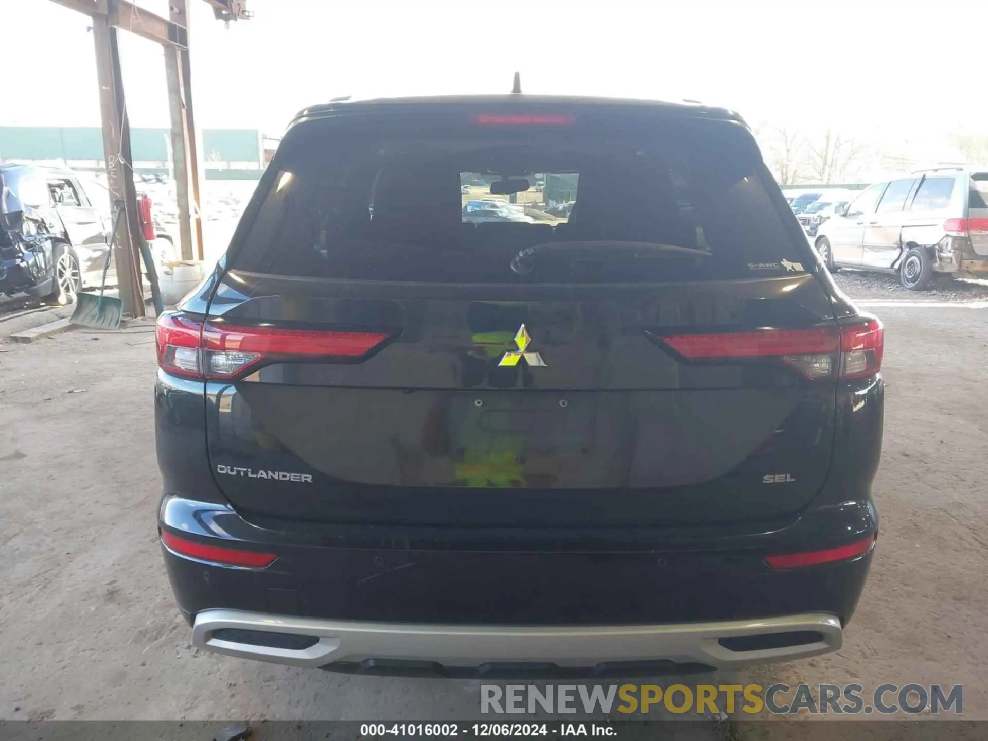 17 Photograph of a damaged car JA4J4VA87NZ029759 MITSUBISHI OUTLANDER 2022