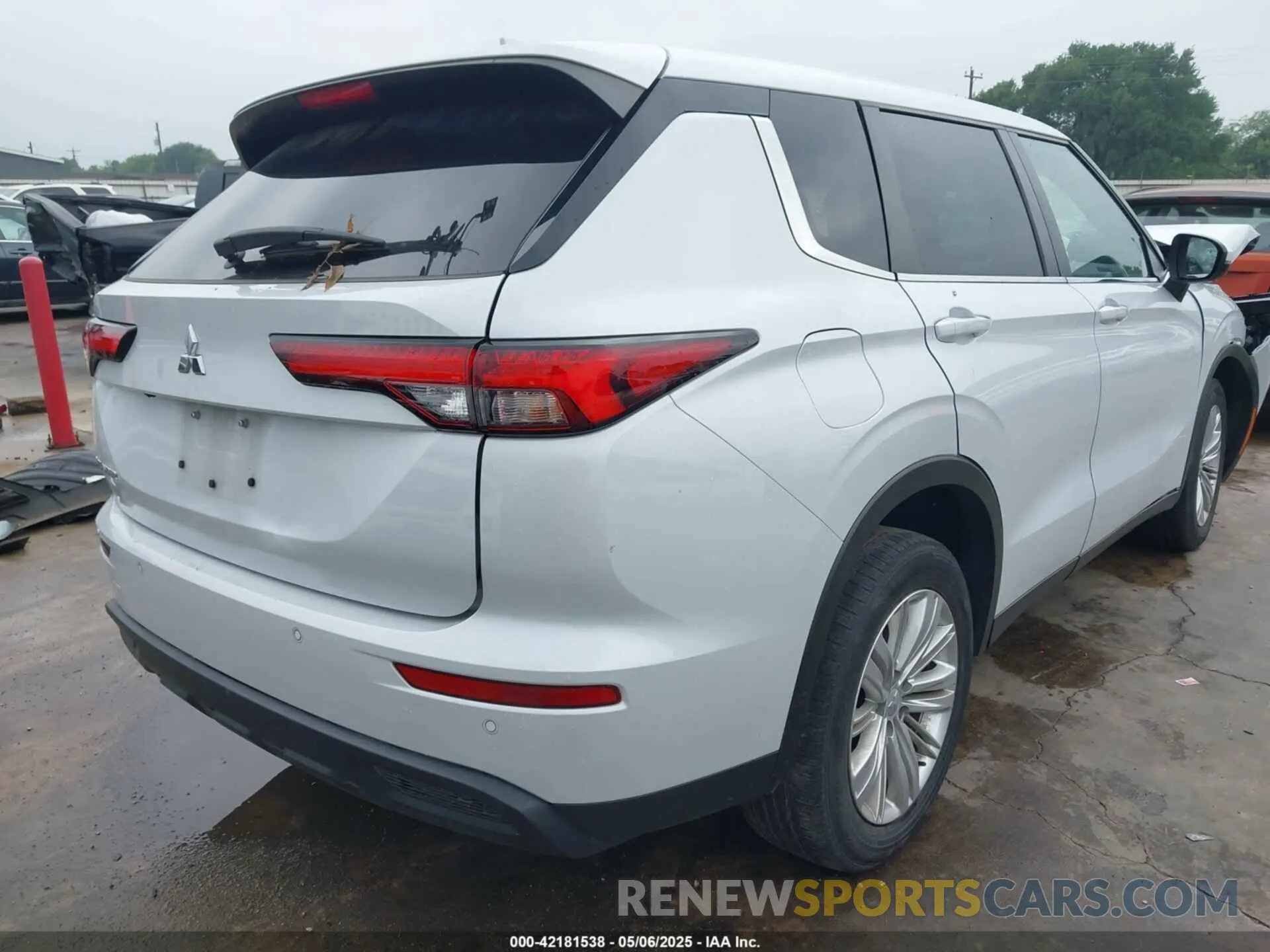 4 Photograph of a damaged car JA4J3TA8XPZ010519 MITSUBISHI OUTLANDER 2023
