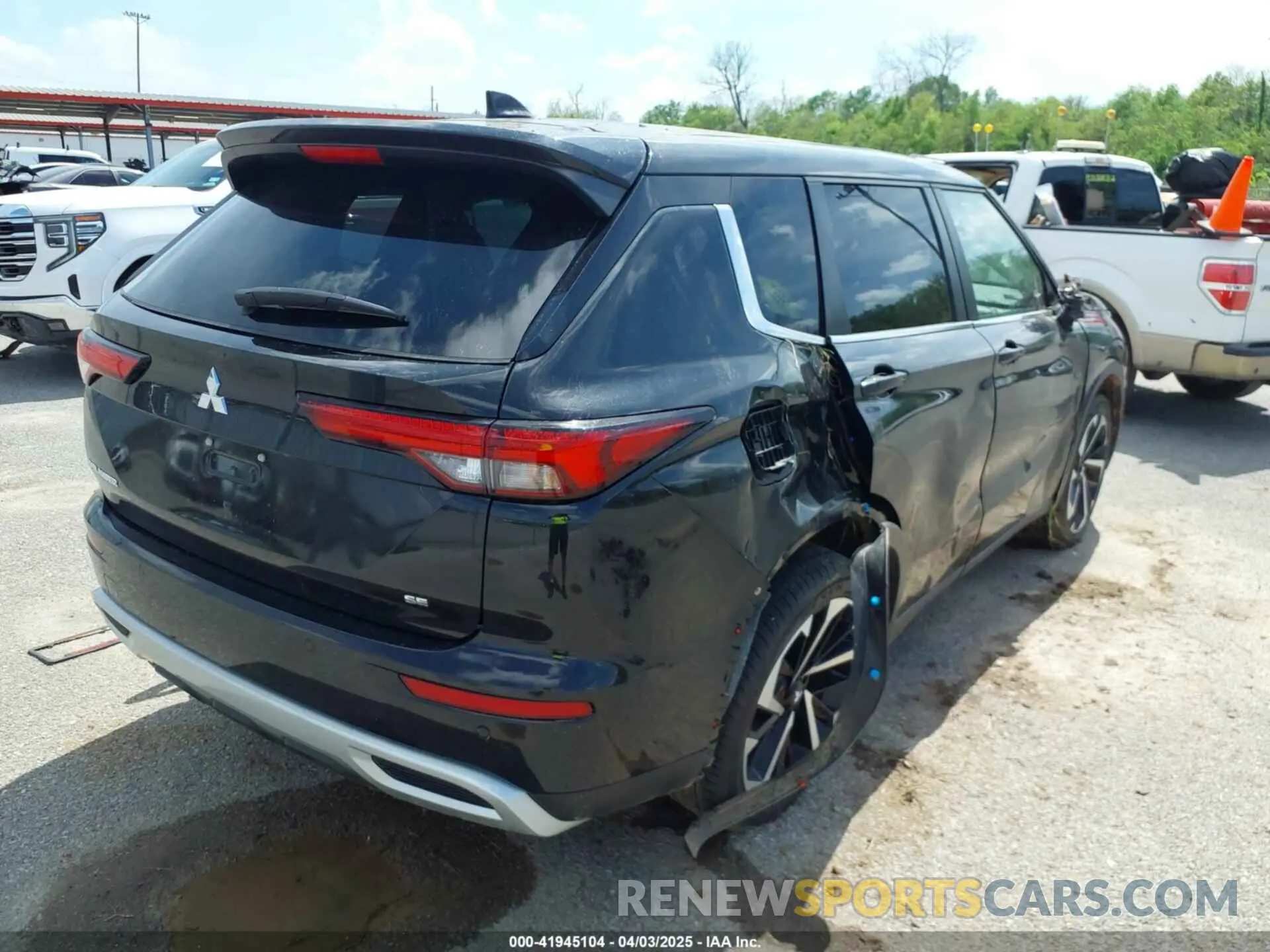 4 Photograph of a damaged car JA4J3UA81PZ007966 MITSUBISHI OUTLANDER 2023