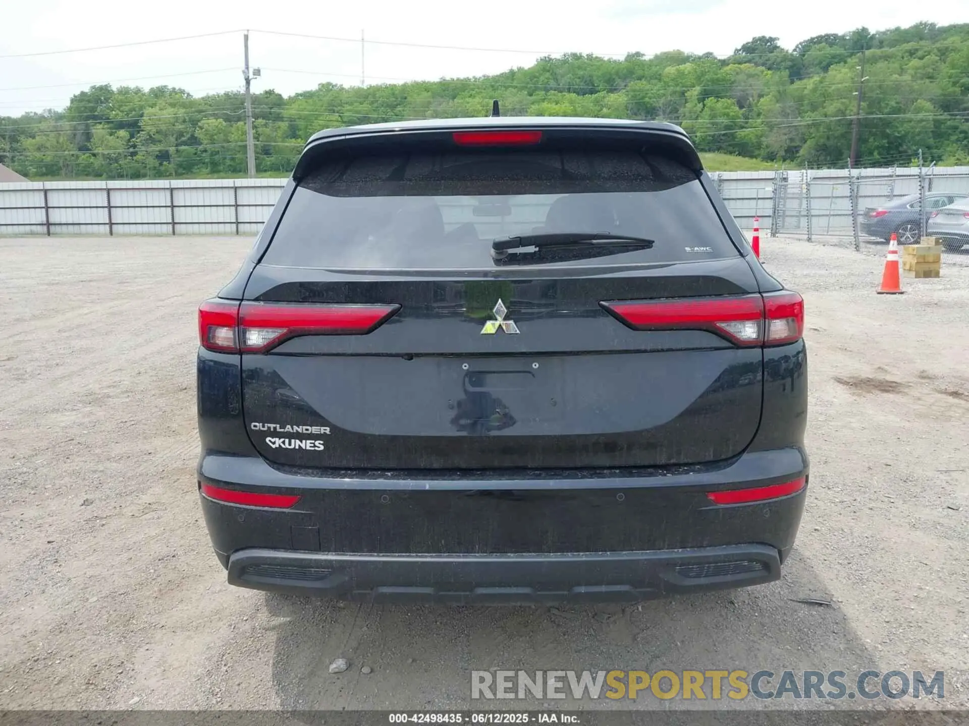 17 Photograph of a damaged car JA4J4TA85PZ009095 MITSUBISHI OUTLANDER 2023