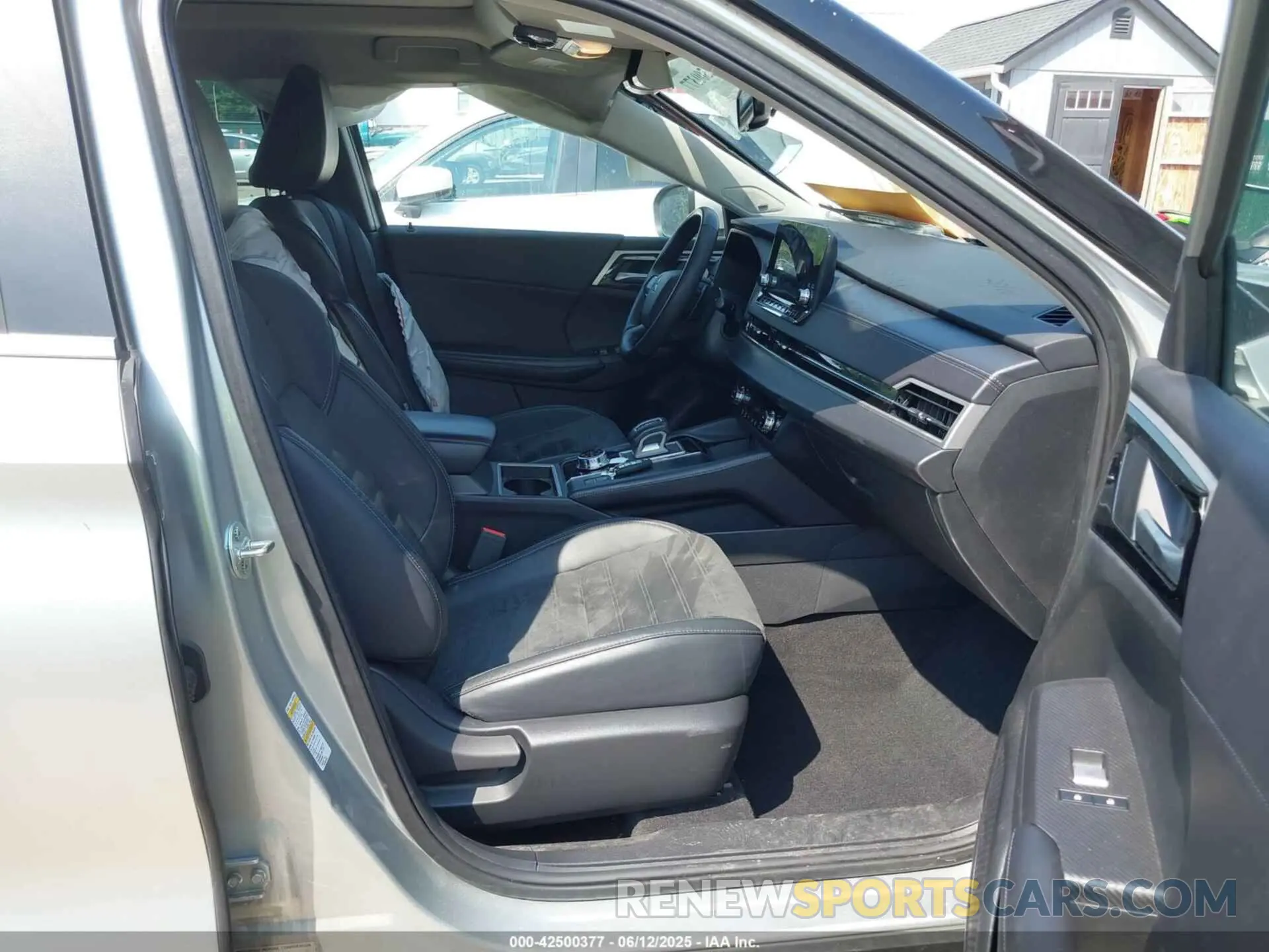 5 Photograph of a damaged car JA4J4UA80PZ052636 MITSUBISHI OUTLANDER 2023