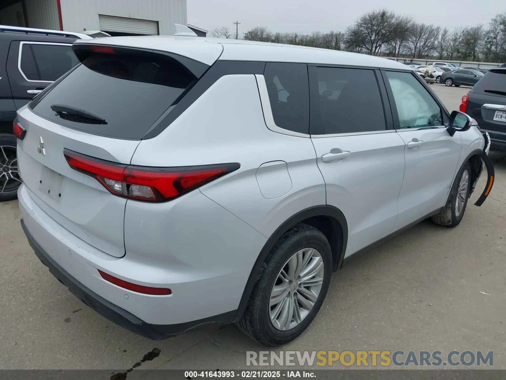 4 Photograph of a damaged car JA4J3UA86RZ007013 MITSUBISHI OUTLANDER 2024