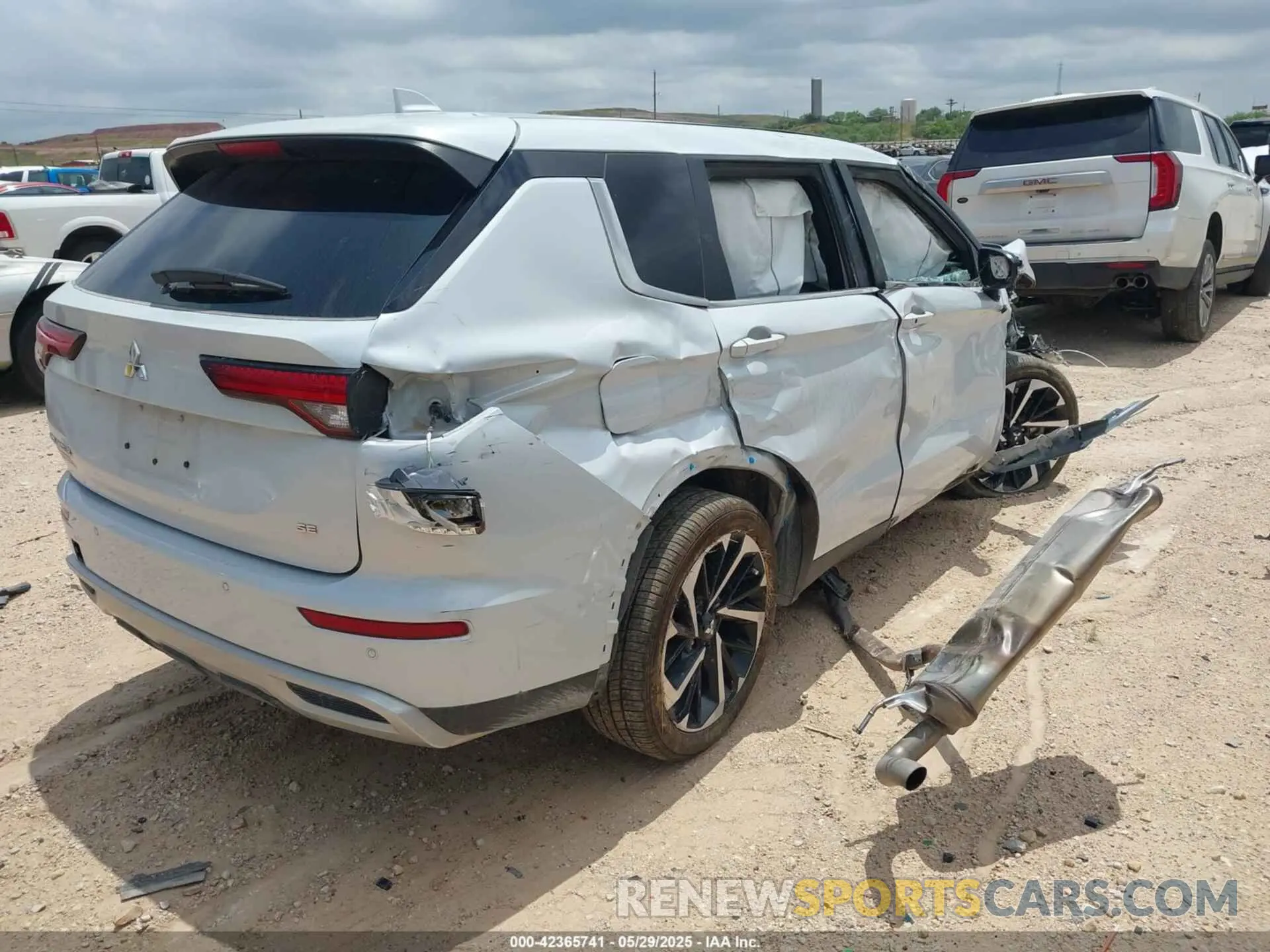 4 Photograph of a damaged car JA4J3VA88RZ009111 MITSUBISHI OUTLANDER 2024