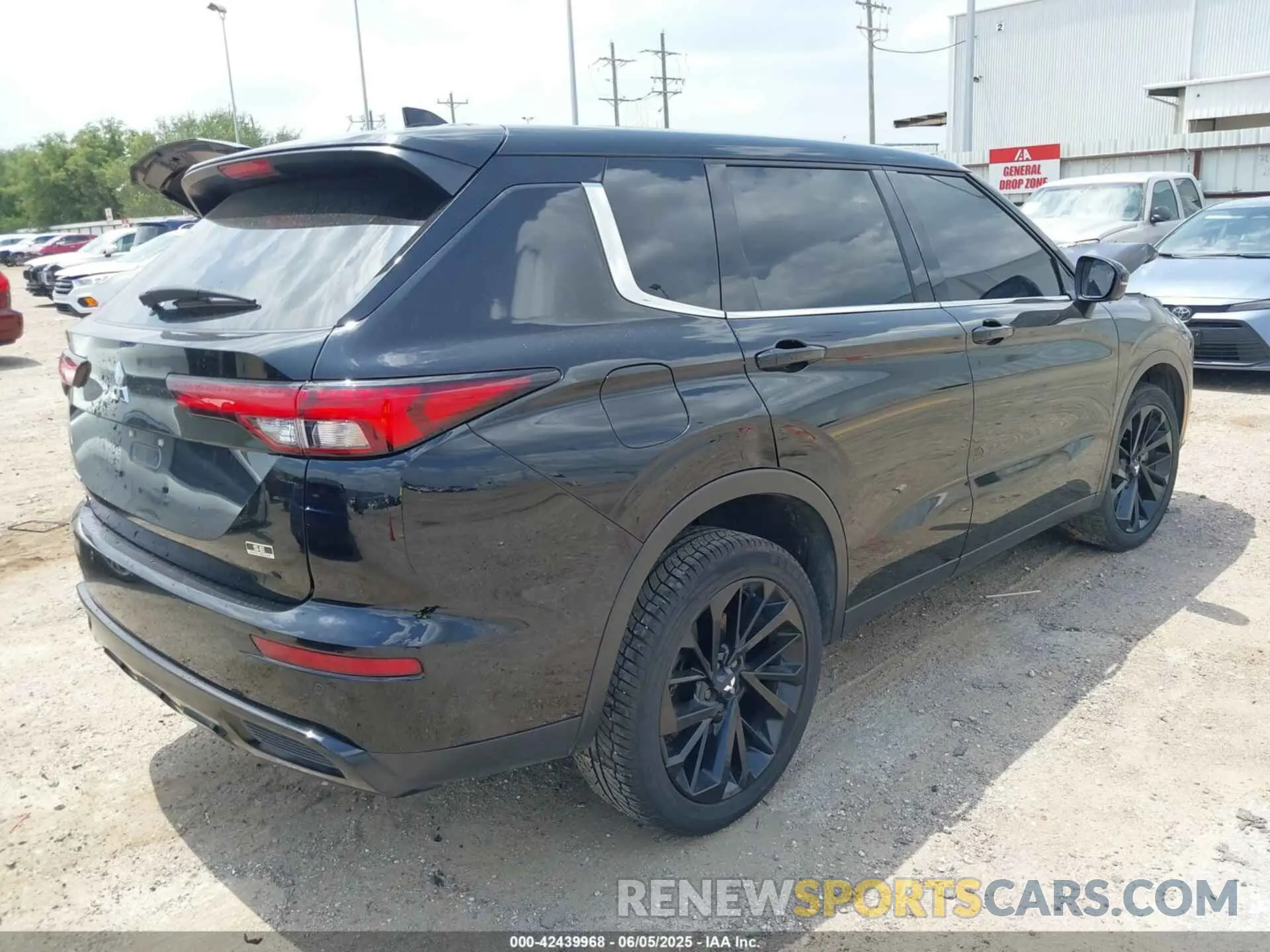 4 Photograph of a damaged car JA4J3VA8XRZ004752 MITSUBISHI OUTLANDER 2024