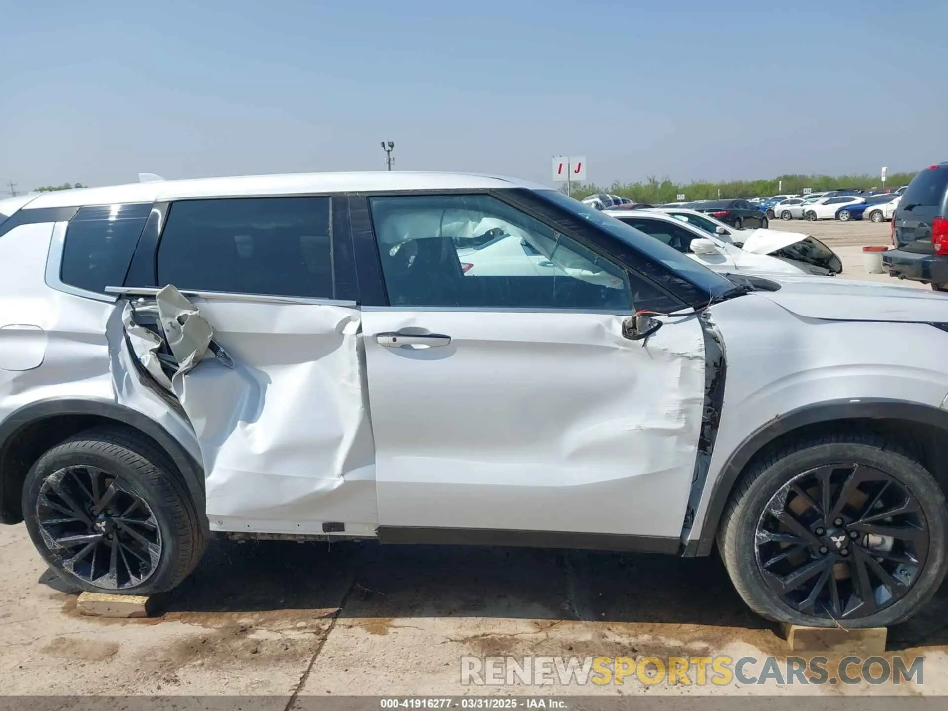 13 Photograph of a damaged car JA4J3VA8XRZ033085 MITSUBISHI OUTLANDER 2024