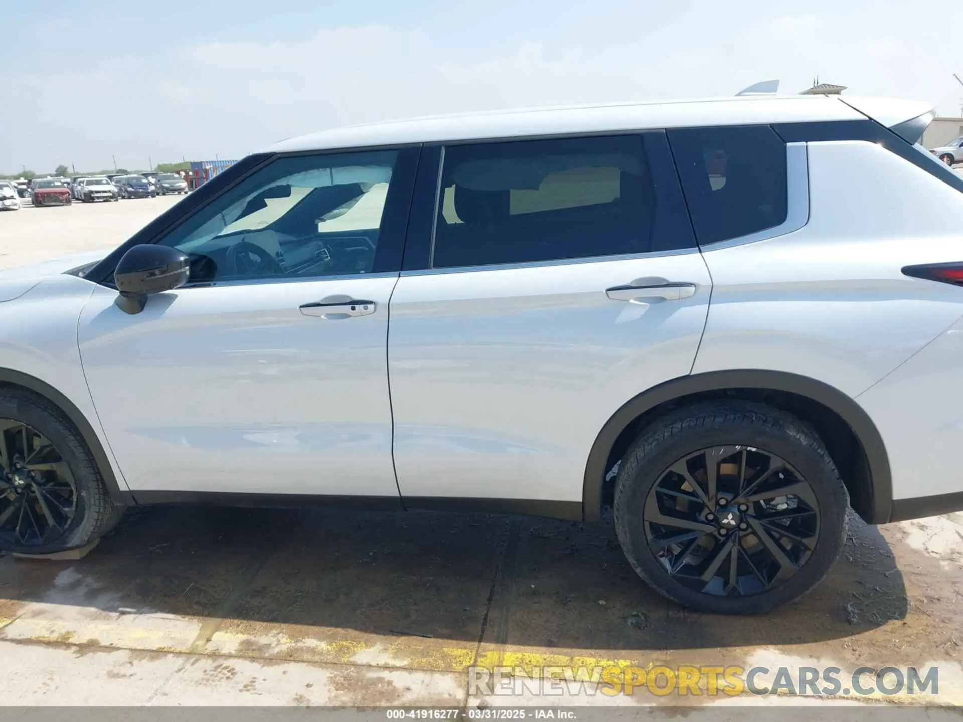 14 Photograph of a damaged car JA4J3VA8XRZ033085 MITSUBISHI OUTLANDER 2024