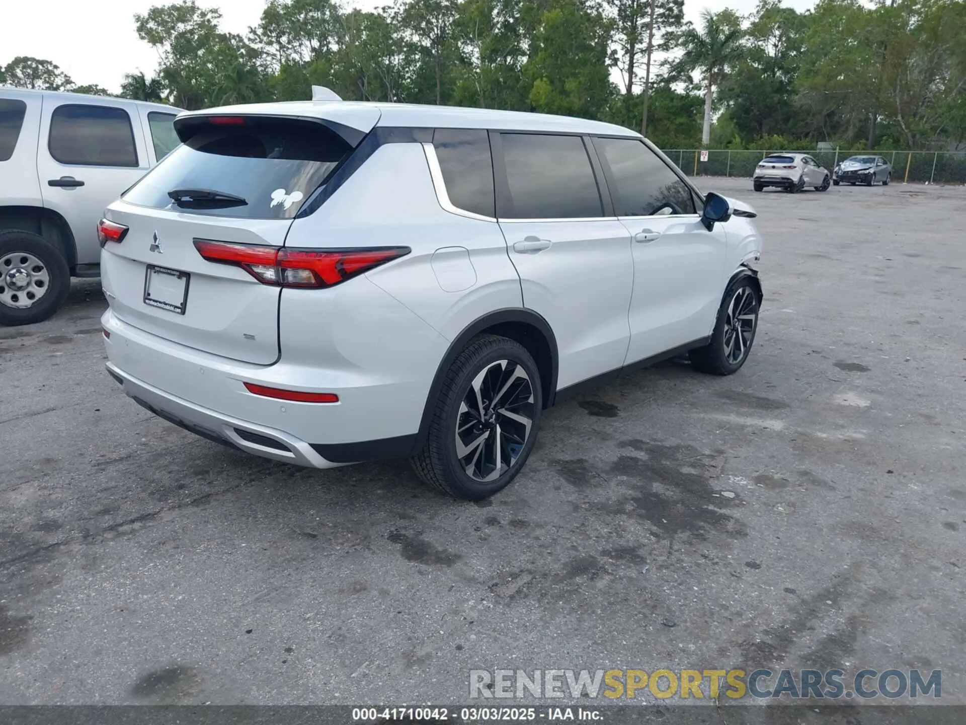 4 Photograph of a damaged car JA4J3VA8XRZ076597 MITSUBISHI OUTLANDER 2024