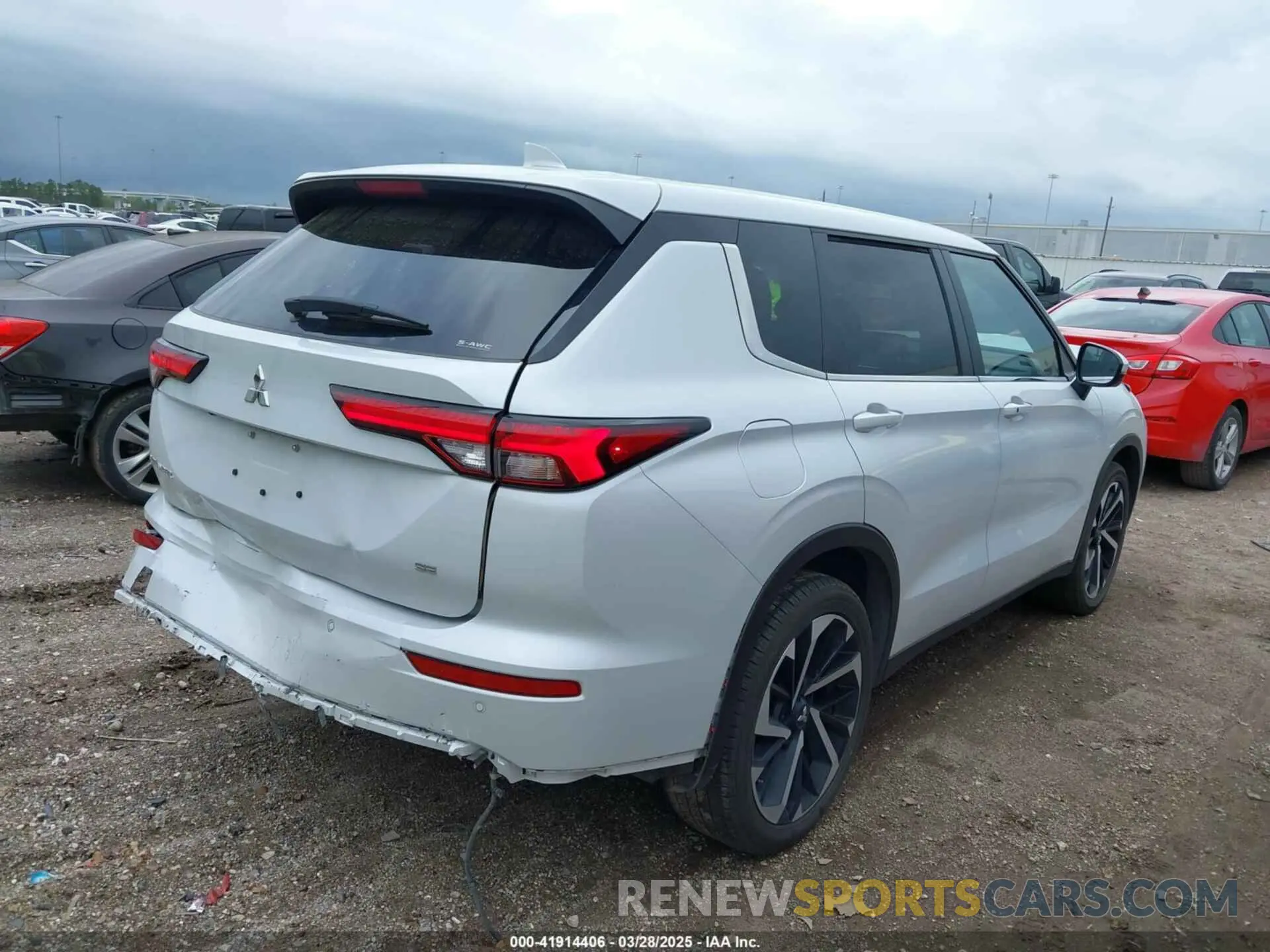 4 Photograph of a damaged car JA4J4VA82RZ026614 MITSUBISHI OUTLANDER 2024
