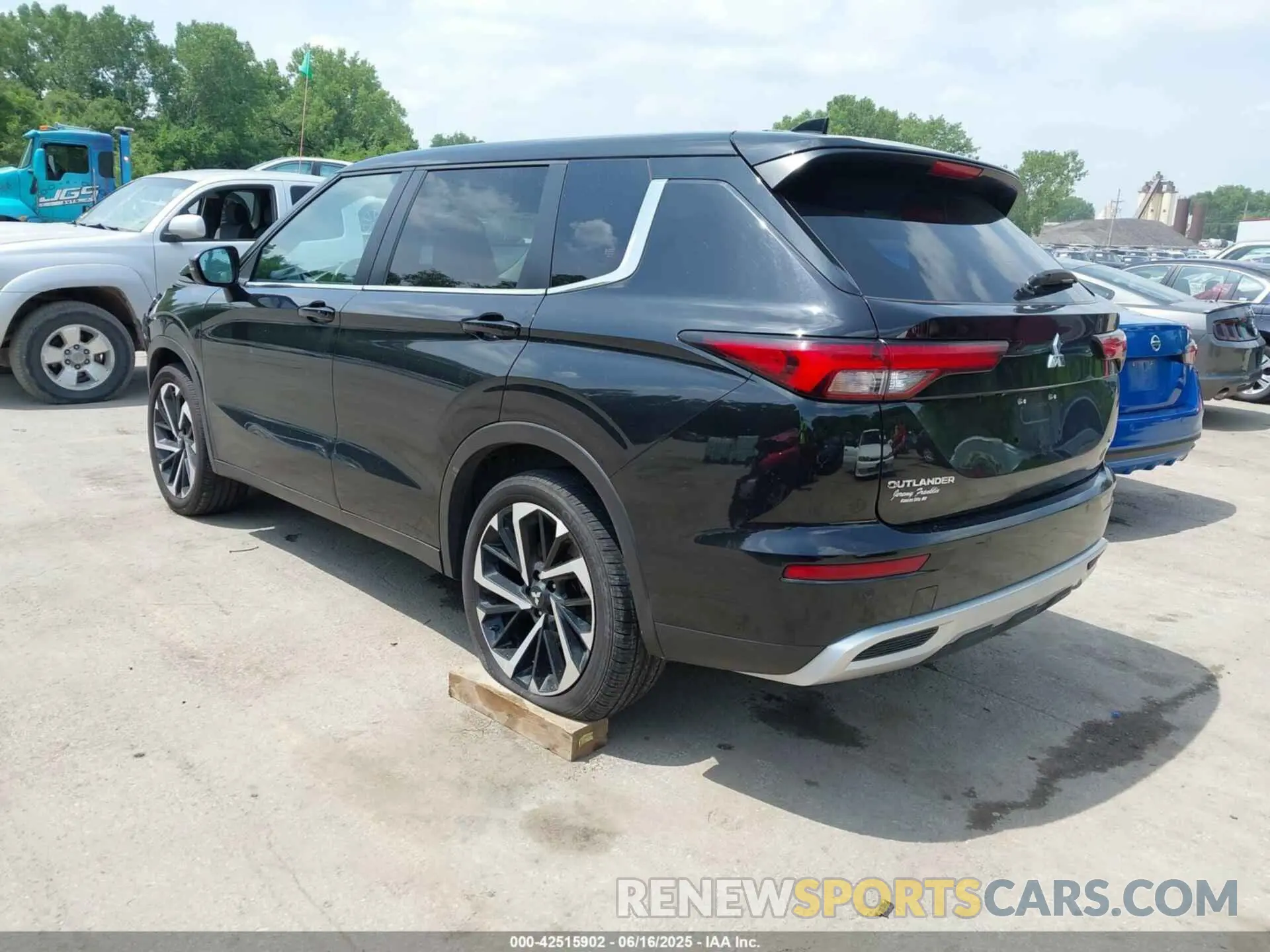 3 Photograph of a damaged car JA4J4VA83RZ014181 MITSUBISHI OUTLANDER 2024