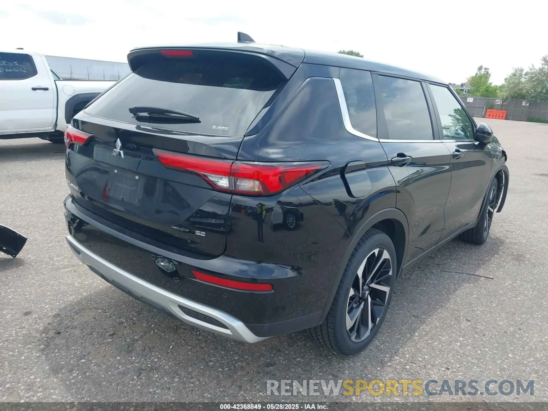 4 Photograph of a damaged car JA4J4VA87RZ077364 MITSUBISHI OUTLANDER 2024